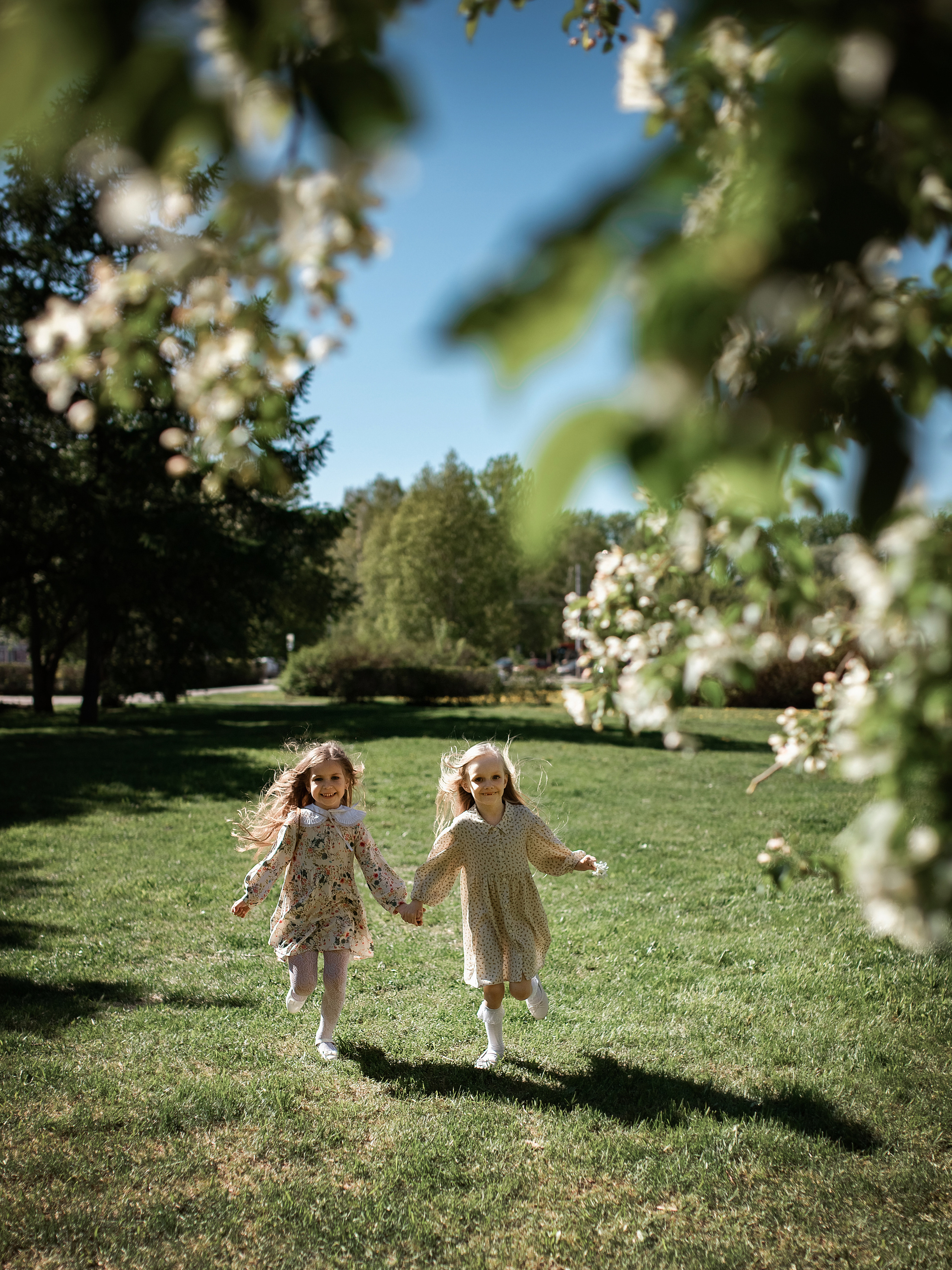 Весенние яблони. Май 2022. Две мамы с дочками. Фотограф Пермь. Свадьбы. Семья и дети, школа, д. сад. Фотокниги