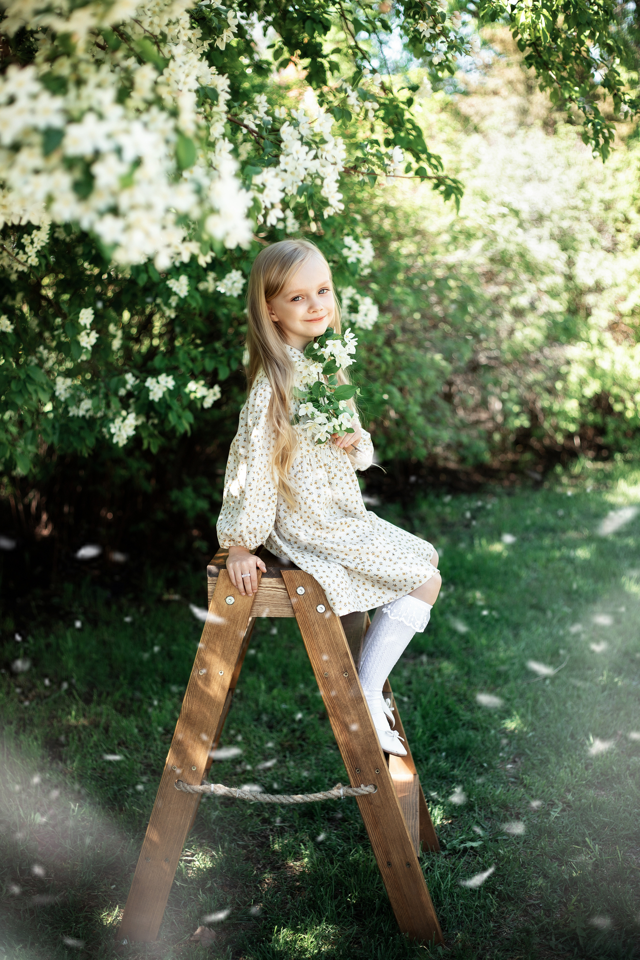 Весенние яблони. Май 2022. Две мамы с дочками. Фотограф Пермь. Свадьбы. Семья и дети, школа, д. сад. Фотокниги