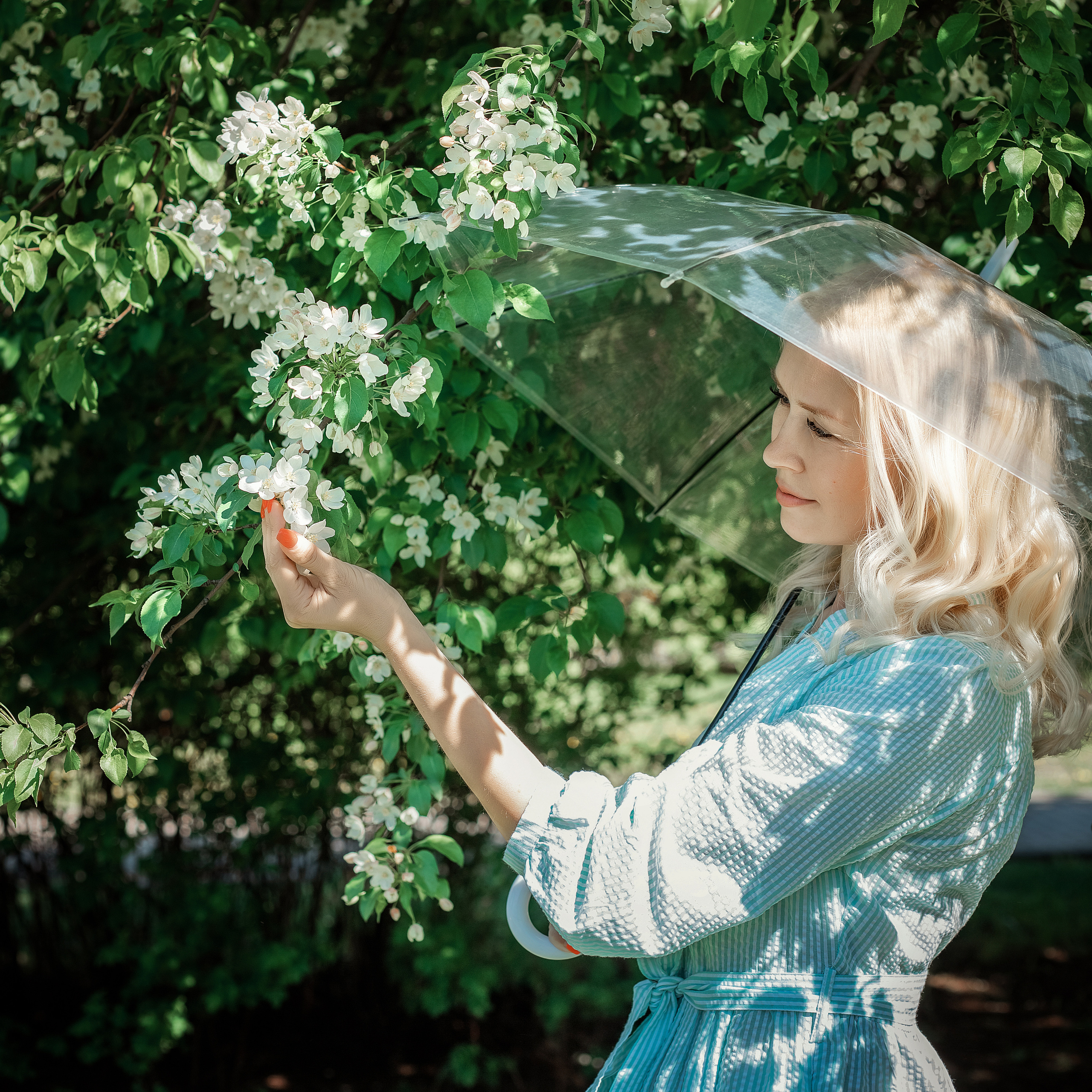 Весенние яблони. Май 2022. Две мамы с дочками. Фотограф Пермь. Свадьбы. Семья и дети, школа, д. сад. Фотокниги