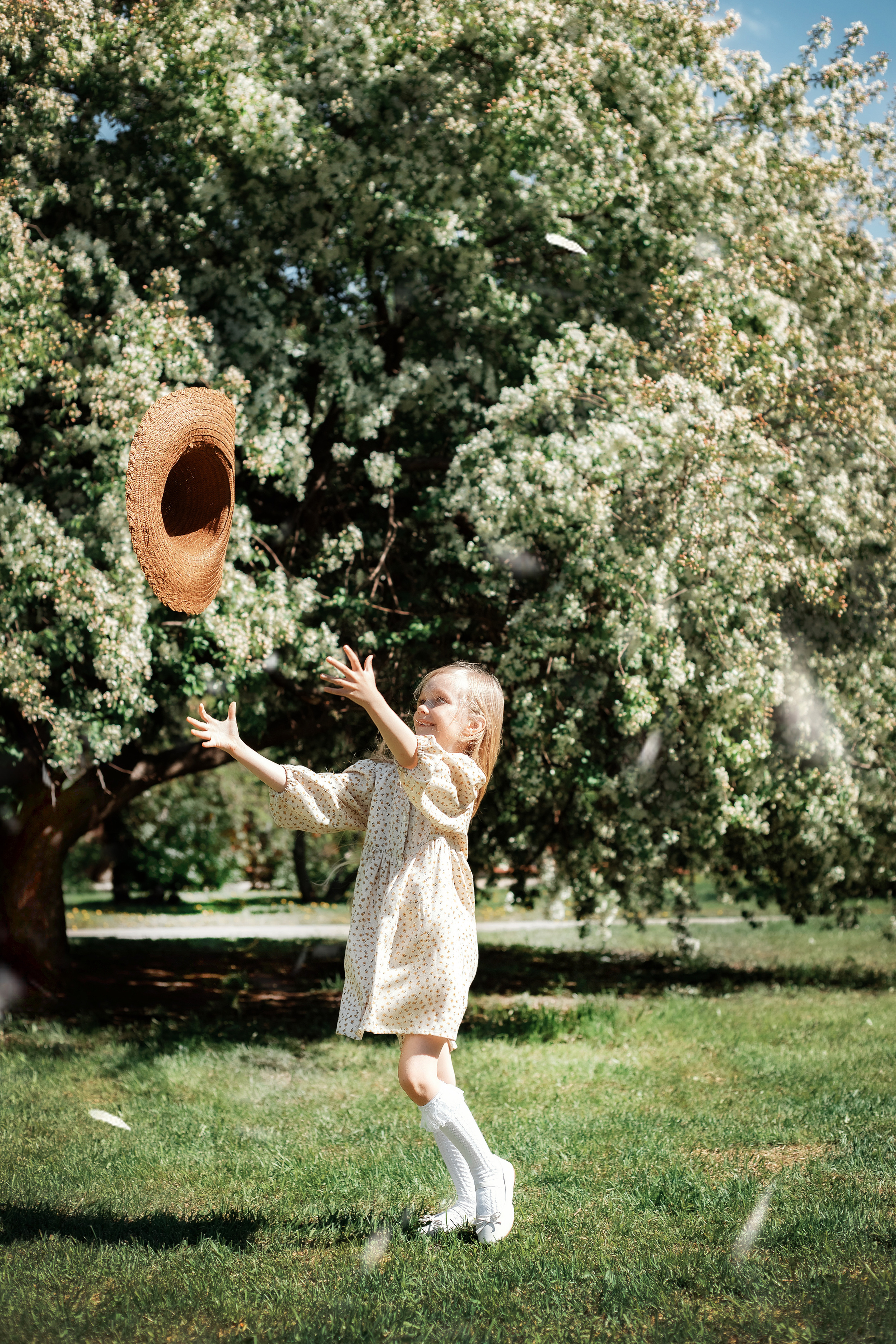 Весенние яблони. Май 2022. Две мамы с дочками. Фотограф Пермь. Свадьбы. Семья и дети, школа, д. сад. Фотокниги