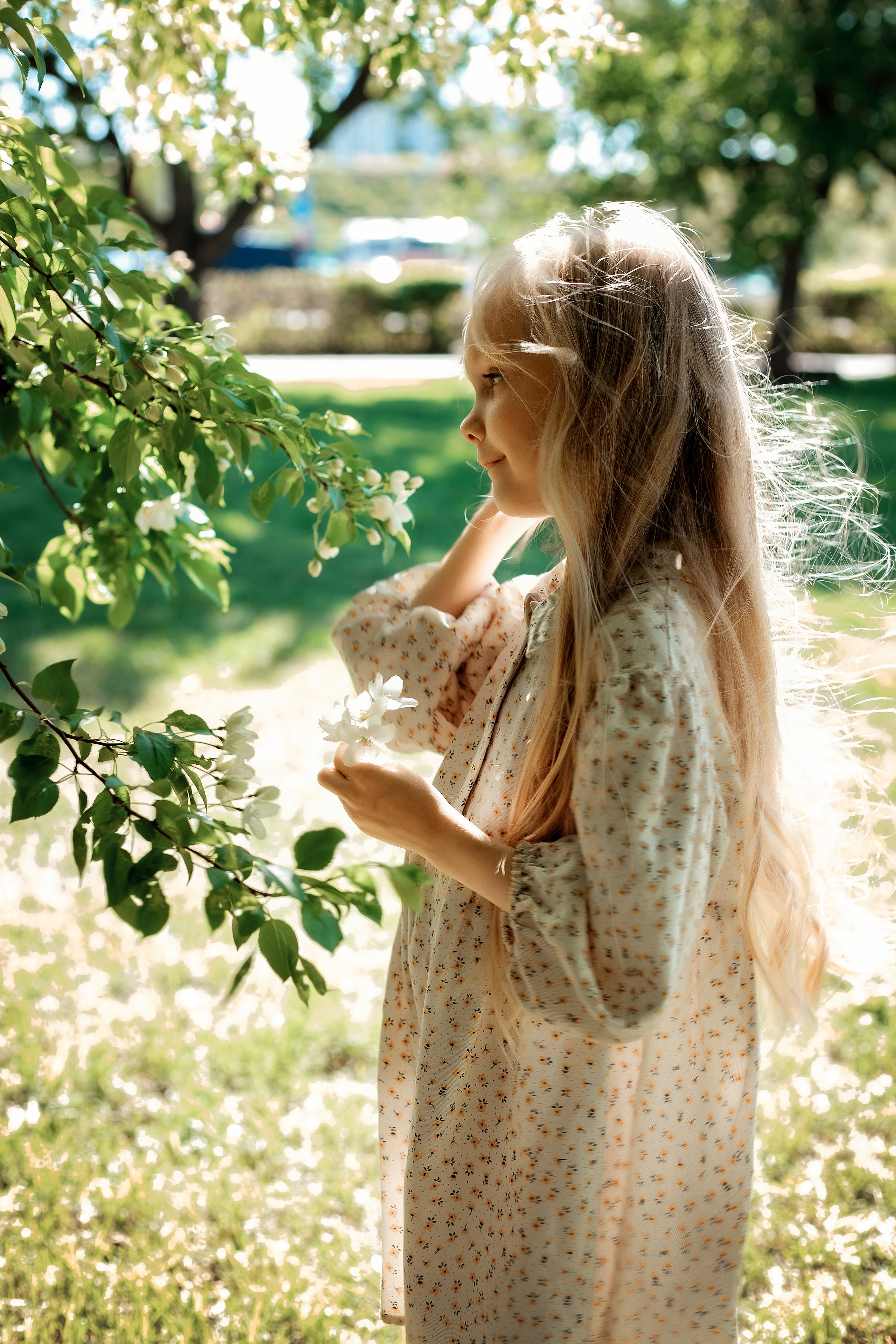 Весенние яблони. Май 2022. Две мамы с дочками. Фотограф Пермь. Свадьбы. Семья и дети, школа, д. сад. Фотокниги