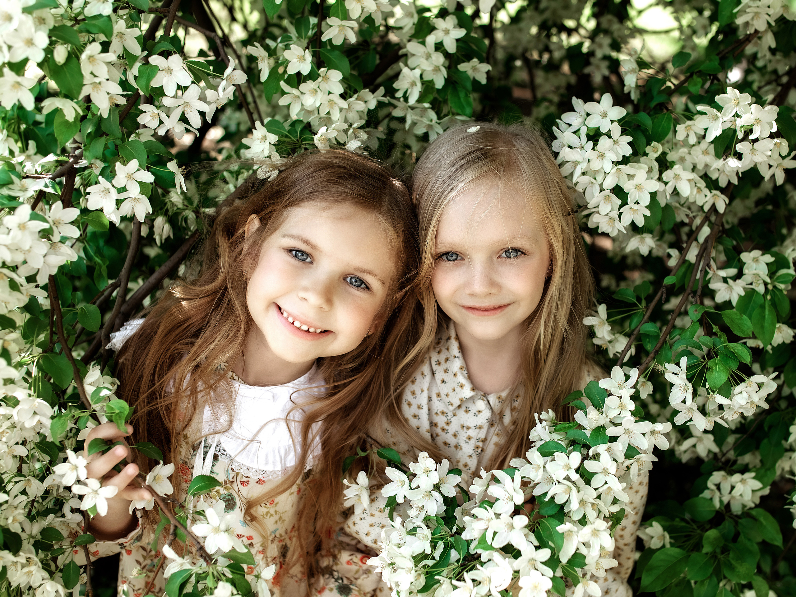 Весенние яблони. Май 2022. Две мамы с дочками. Фотограф Пермь. Свадьбы. Семья и дети, школа, д. сад. Фотокниги