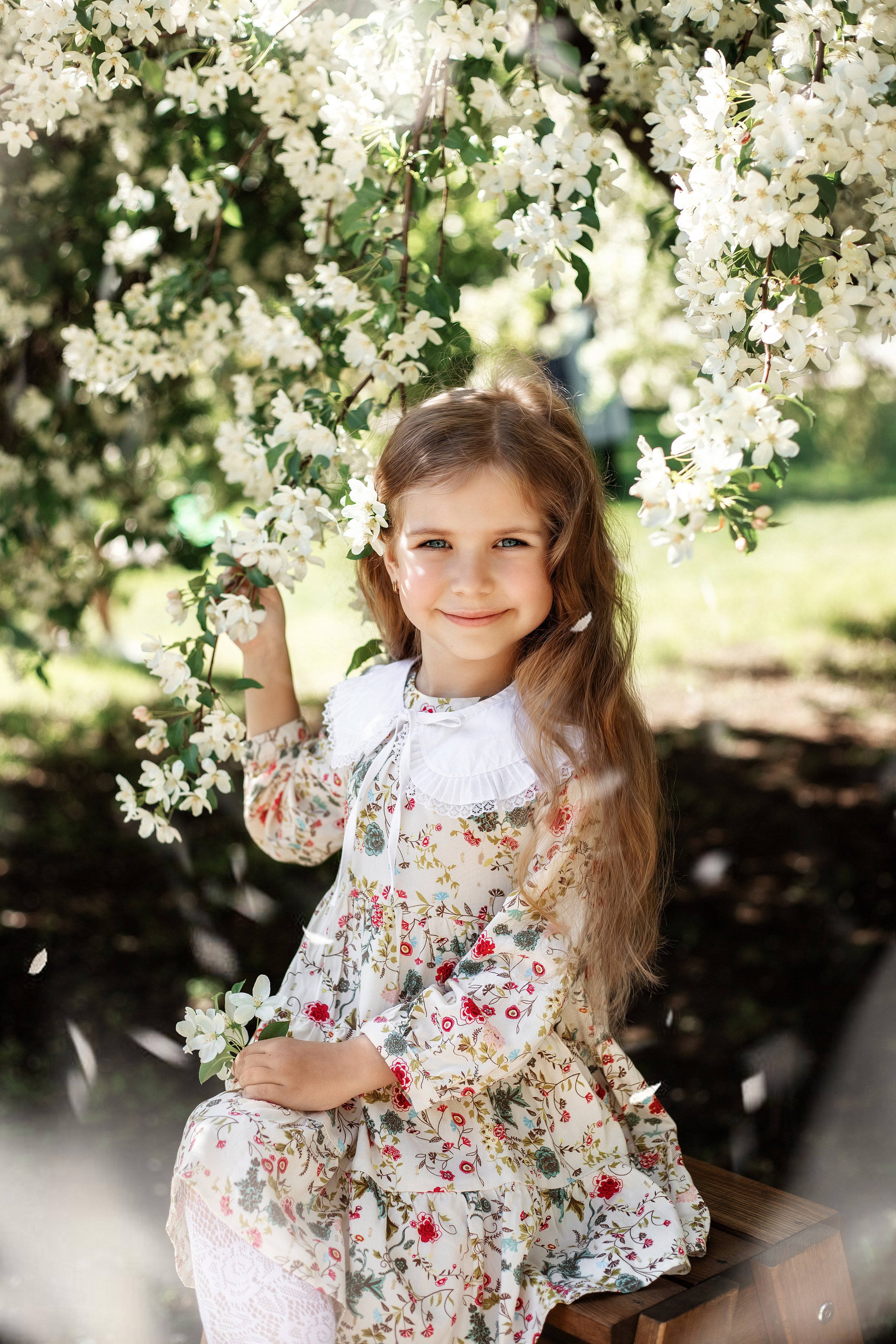 Весенние яблони. Май 2022. Две мамы с дочками. Фотограф Пермь. Свадьбы. Семья и дети, школа, д. сад. Фотокниги