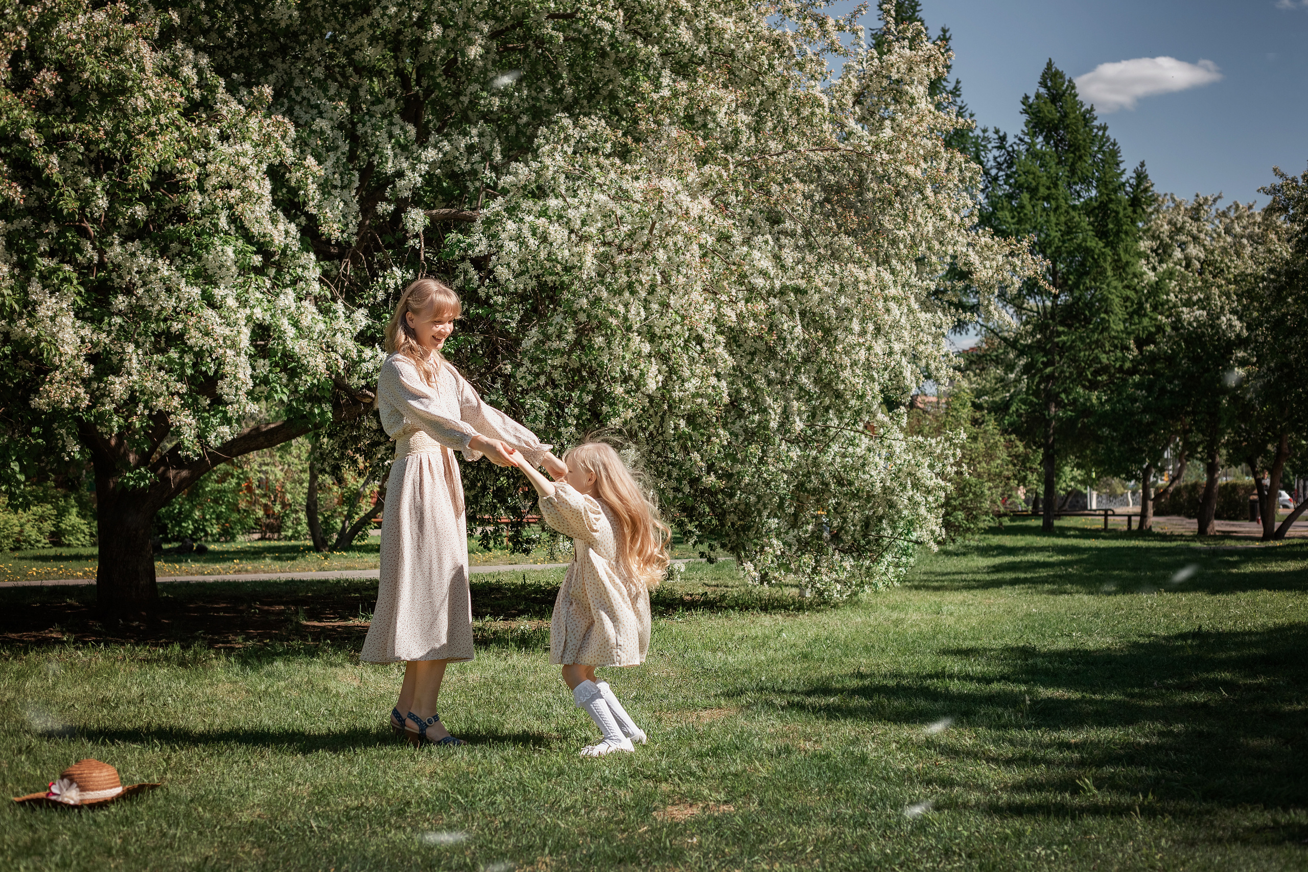 Весенние яблони. Май 2022. Две мамы с дочками. Фотограф Пермь. Свадьбы. Семья и дети, школа, д. сад. Фотокниги