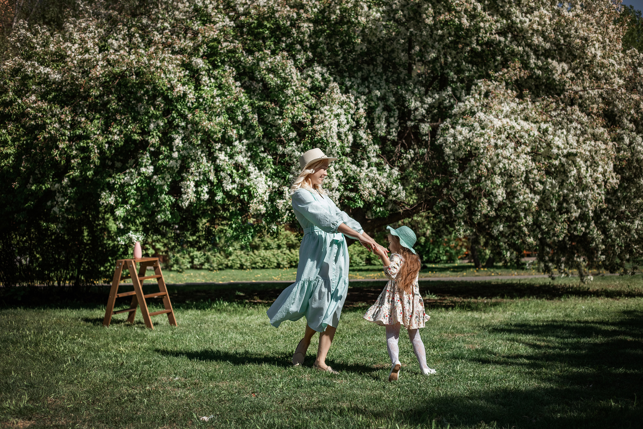 Весенние яблони. Май 2022. Две мамы с дочками. Фотограф Пермь. Свадьбы. Семья и дети, школа, д. сад. Фотокниги