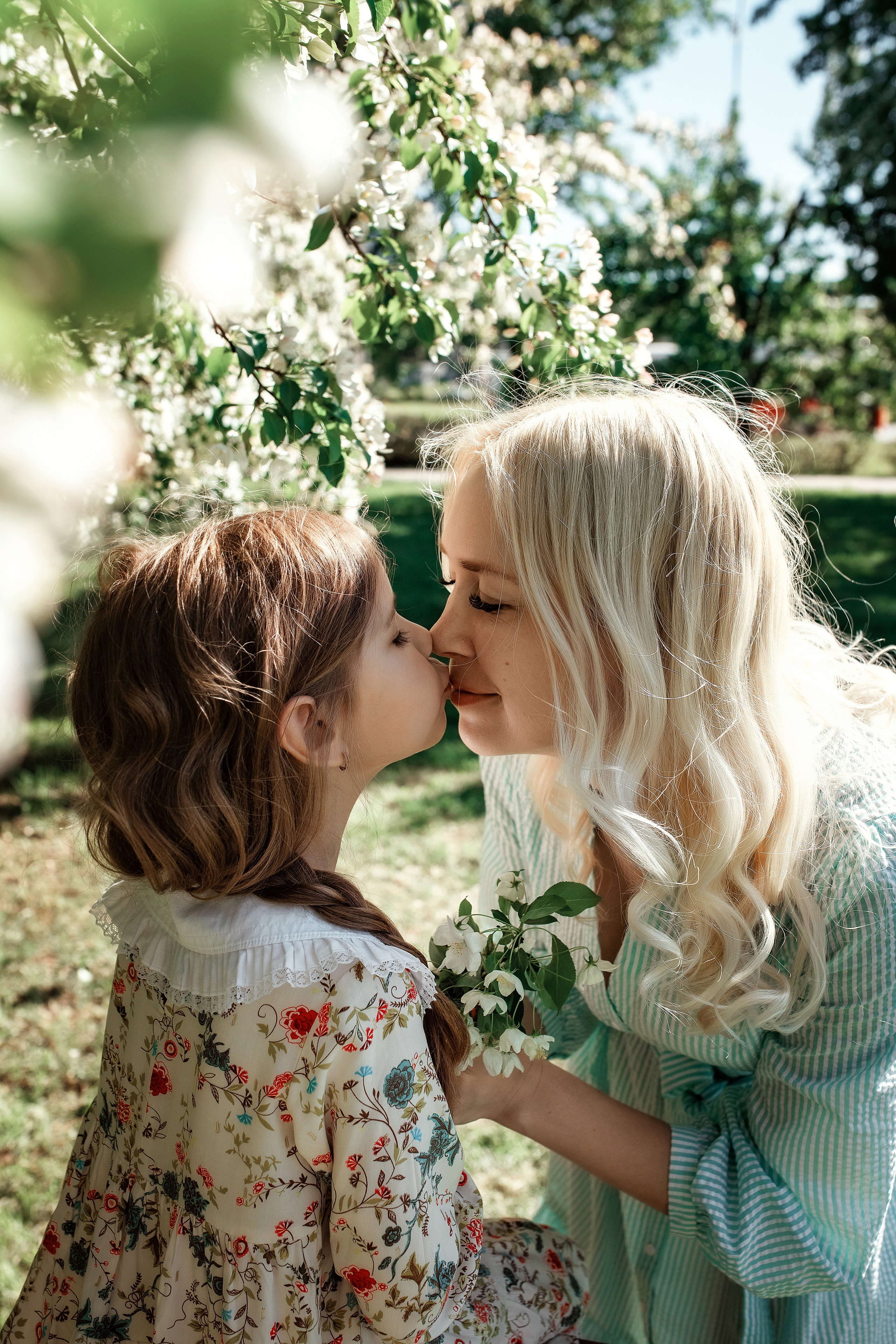 Весенние яблони. Май 2022. Две мамы с дочками. Фотограф Пермь. Свадьбы. Семья и дети, школа, д. сад. Фотокниги