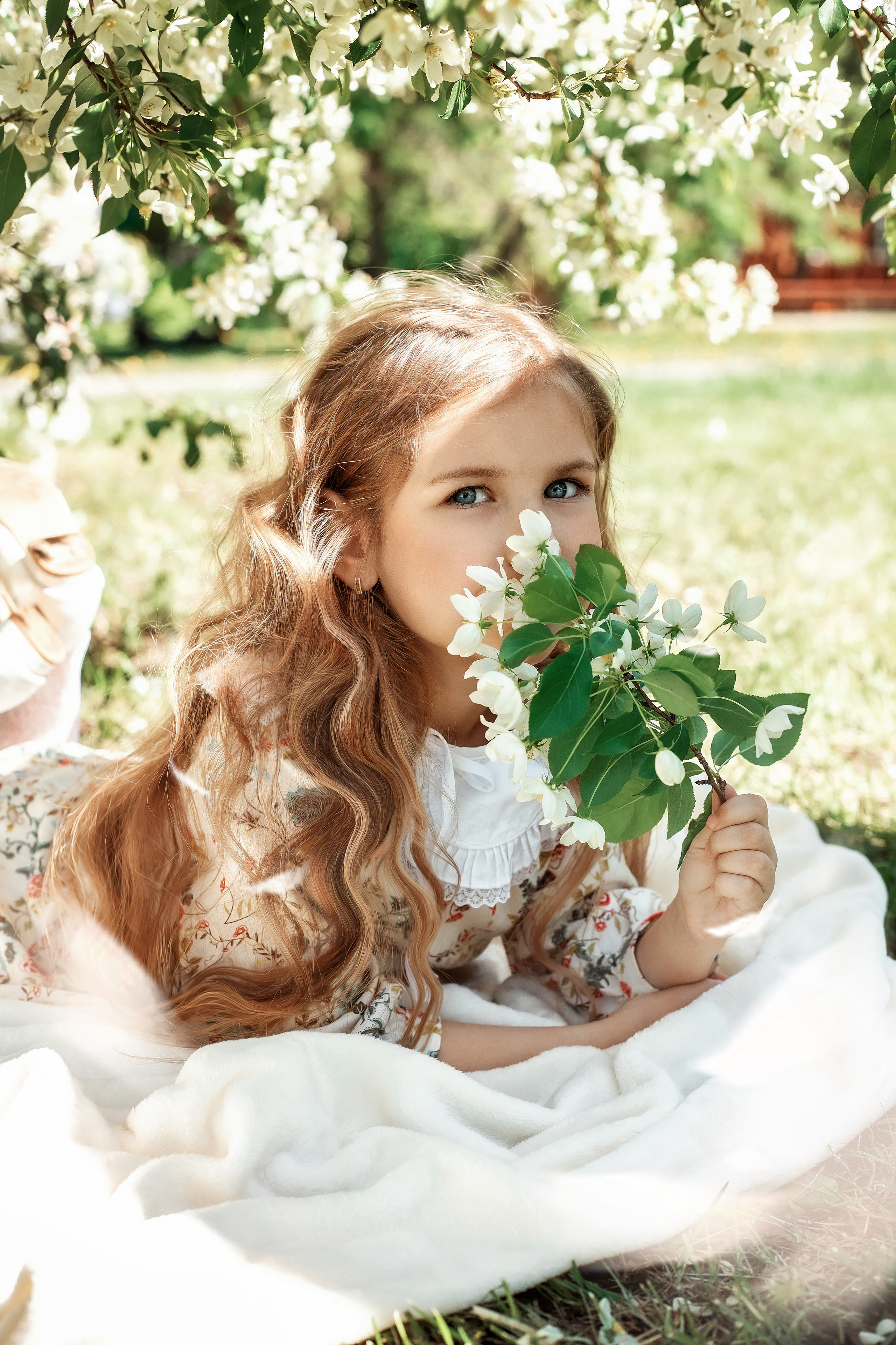 Весенние яблони. Май 2022. Две мамы с дочками. Фотограф Пермь. Свадьбы. Семья и дети, школа, д. сад. Фотокниги