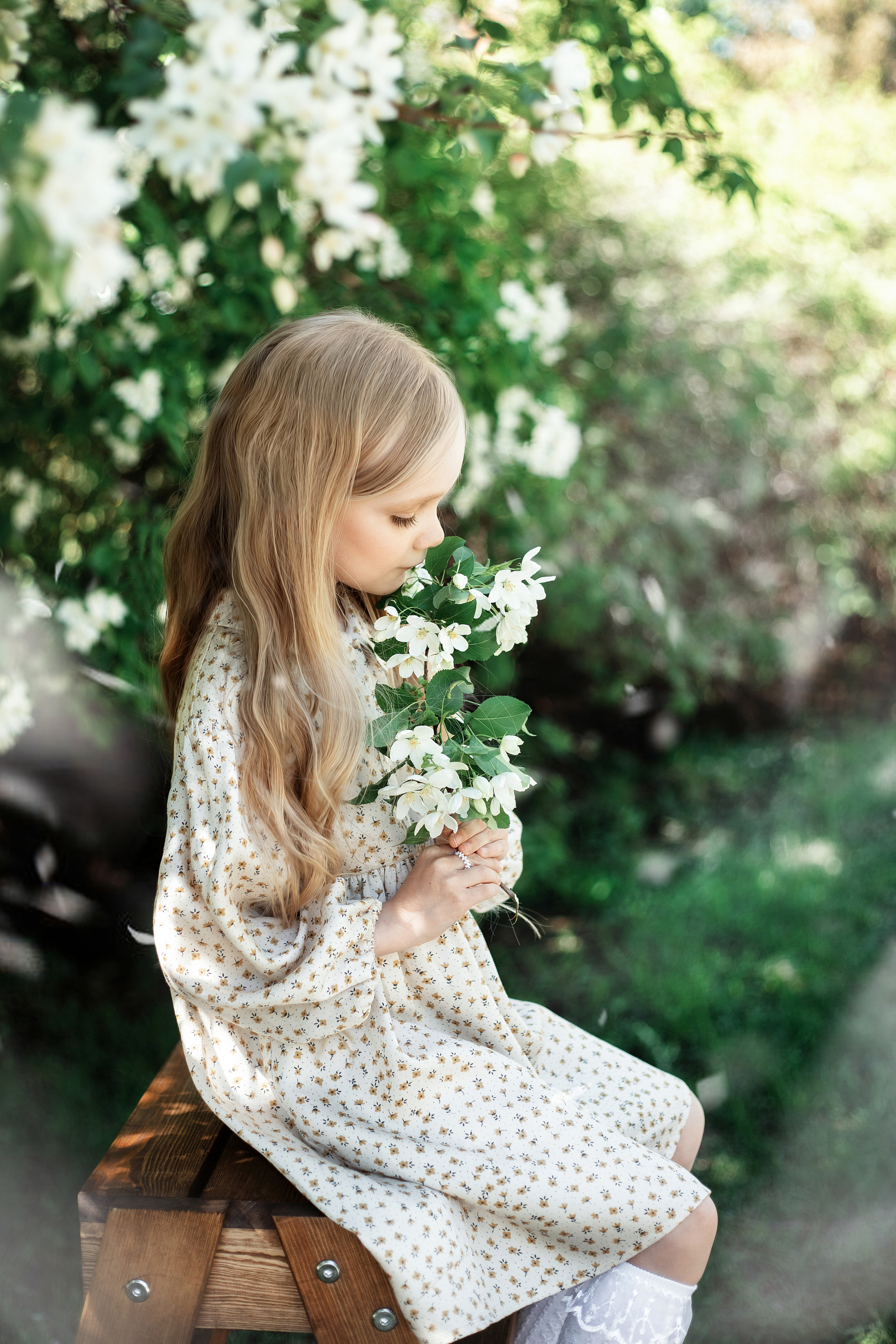 Весенние яблони. Май 2022. Две мамы с дочками. Фотограф Пермь. Свадьбы. Семья и дети, школа, д. сад. Фотокниги