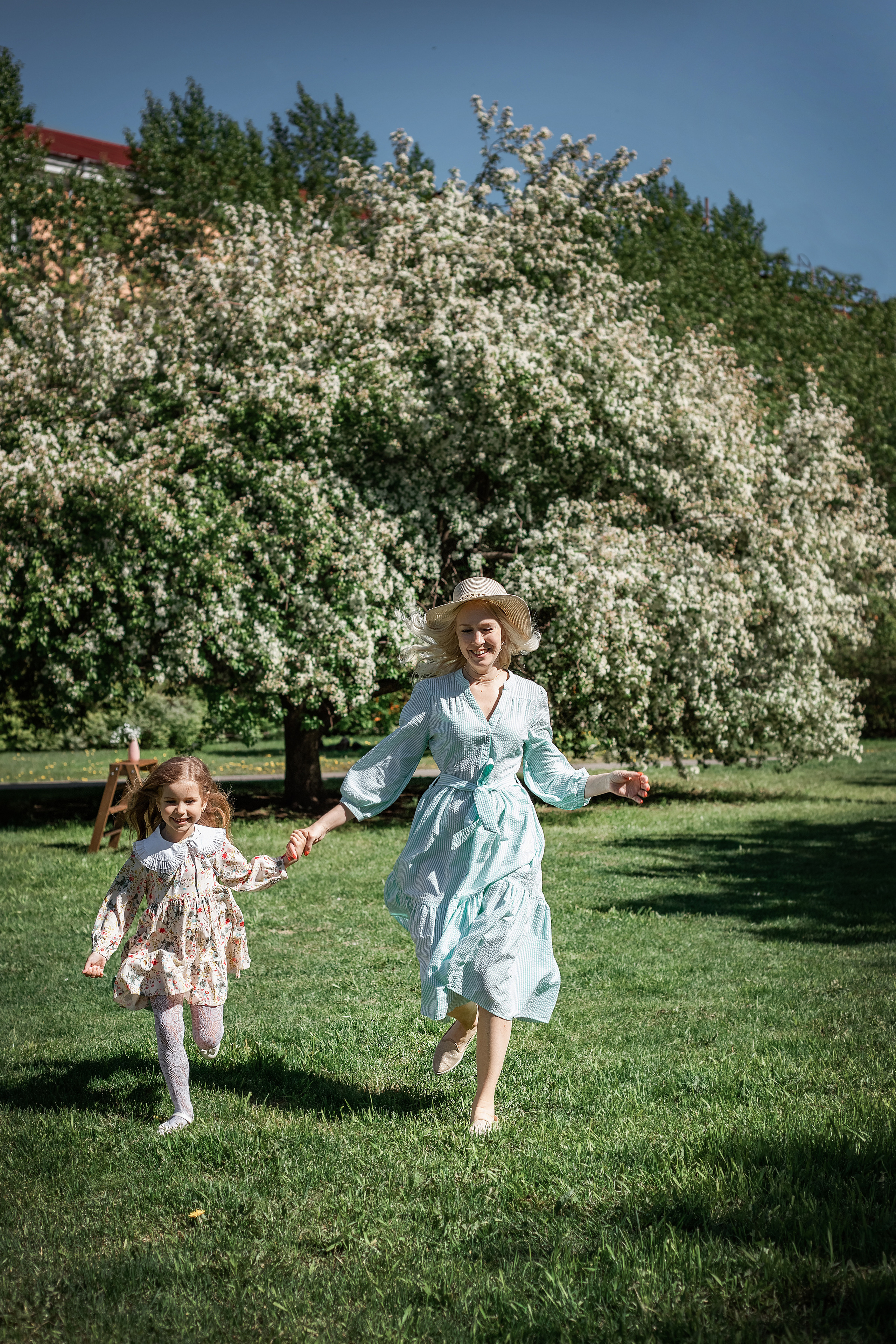 Весенние яблони. Май 2022. Две мамы с дочками. Фотограф Пермь. Свадьбы. Семья и дети, школа, д. сад. Фотокниги