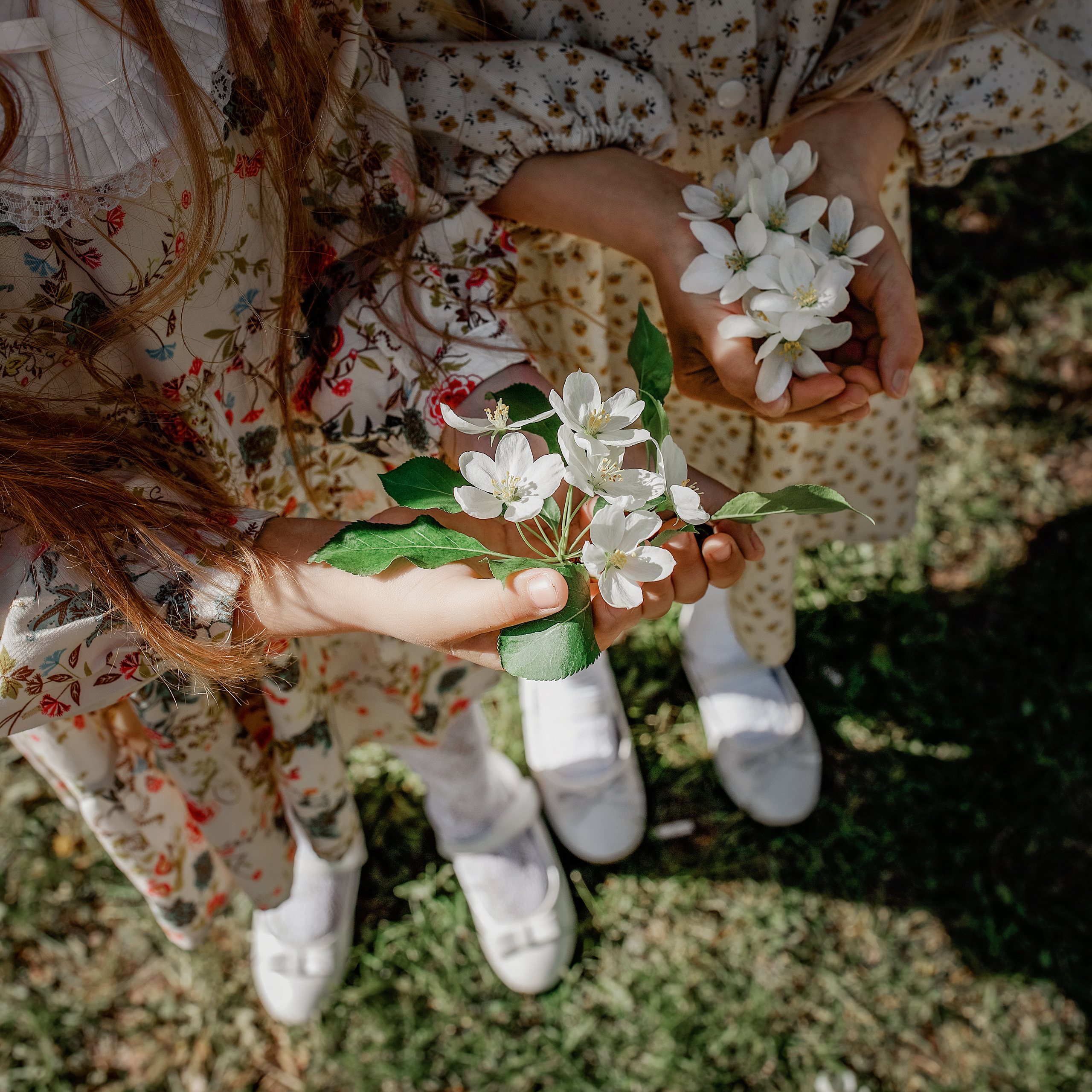 Весенние яблони. Май 2022. Две мамы с дочками. Фотограф Пермь. Свадьбы. Семья и дети, школа, д. сад. Фотокниги