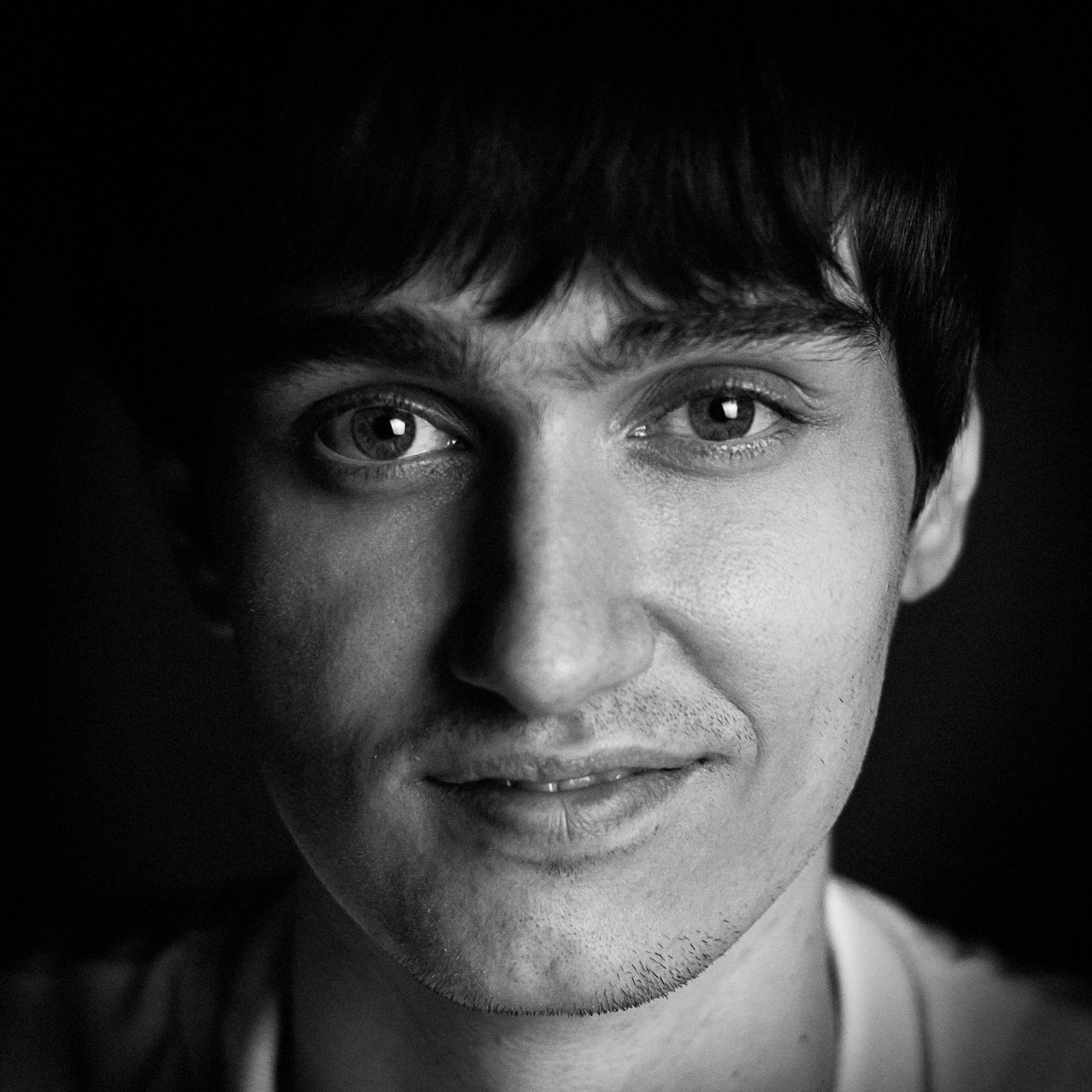 Черно-белый портрет молодого человека