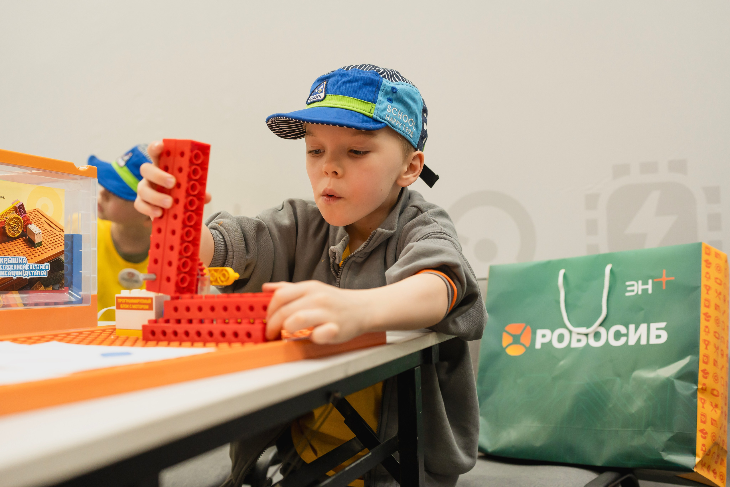 Робосиб в Сибэкспоцентре. Занимаюсь профессиональной фотографией и живу рядом с Байкалом. Работаю в разных жанрах