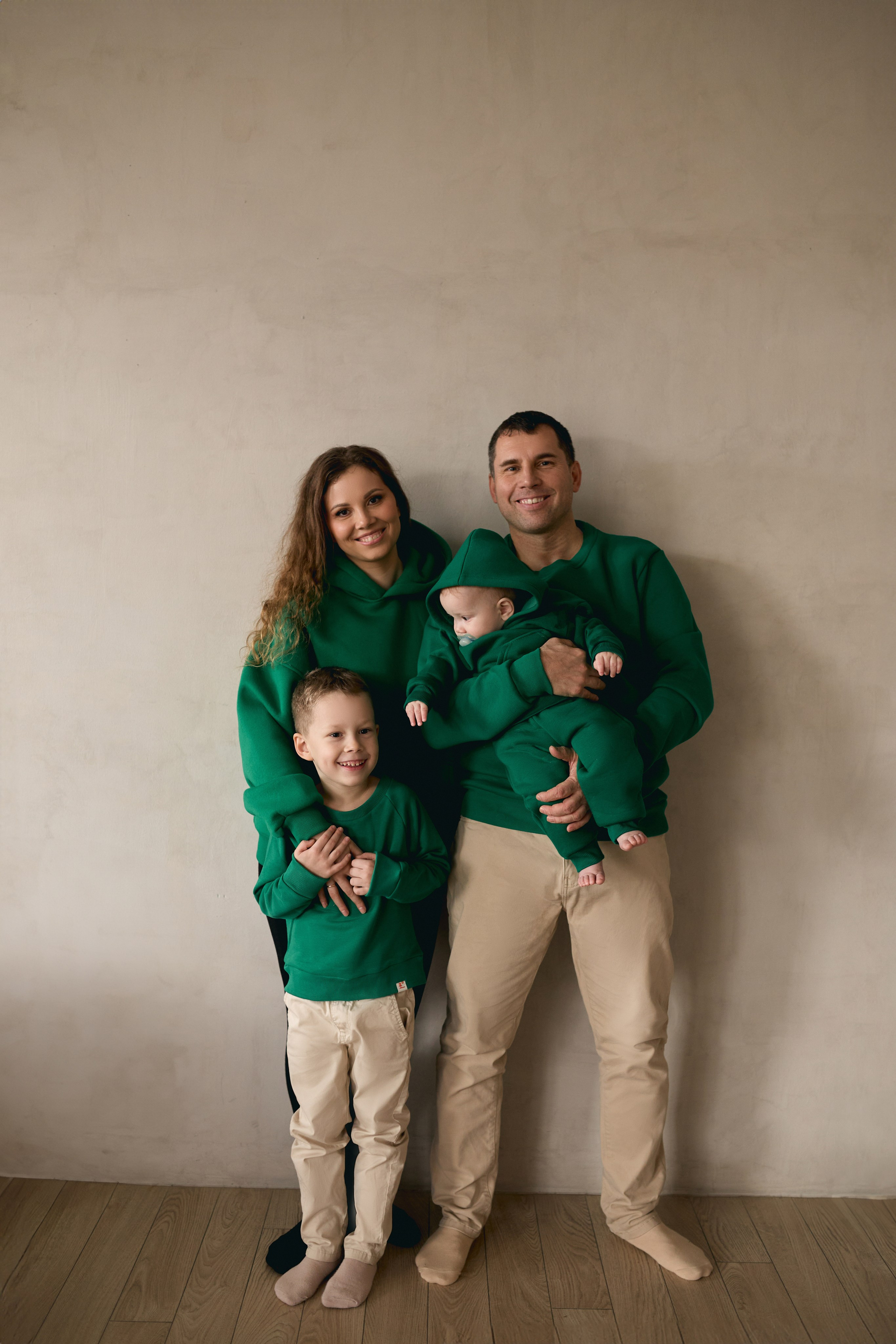 Семейная новогодняя фотосессия в студии. Сестры Карабаза. Фотографы и ретушеры в Москве и Санкт-Петербурге