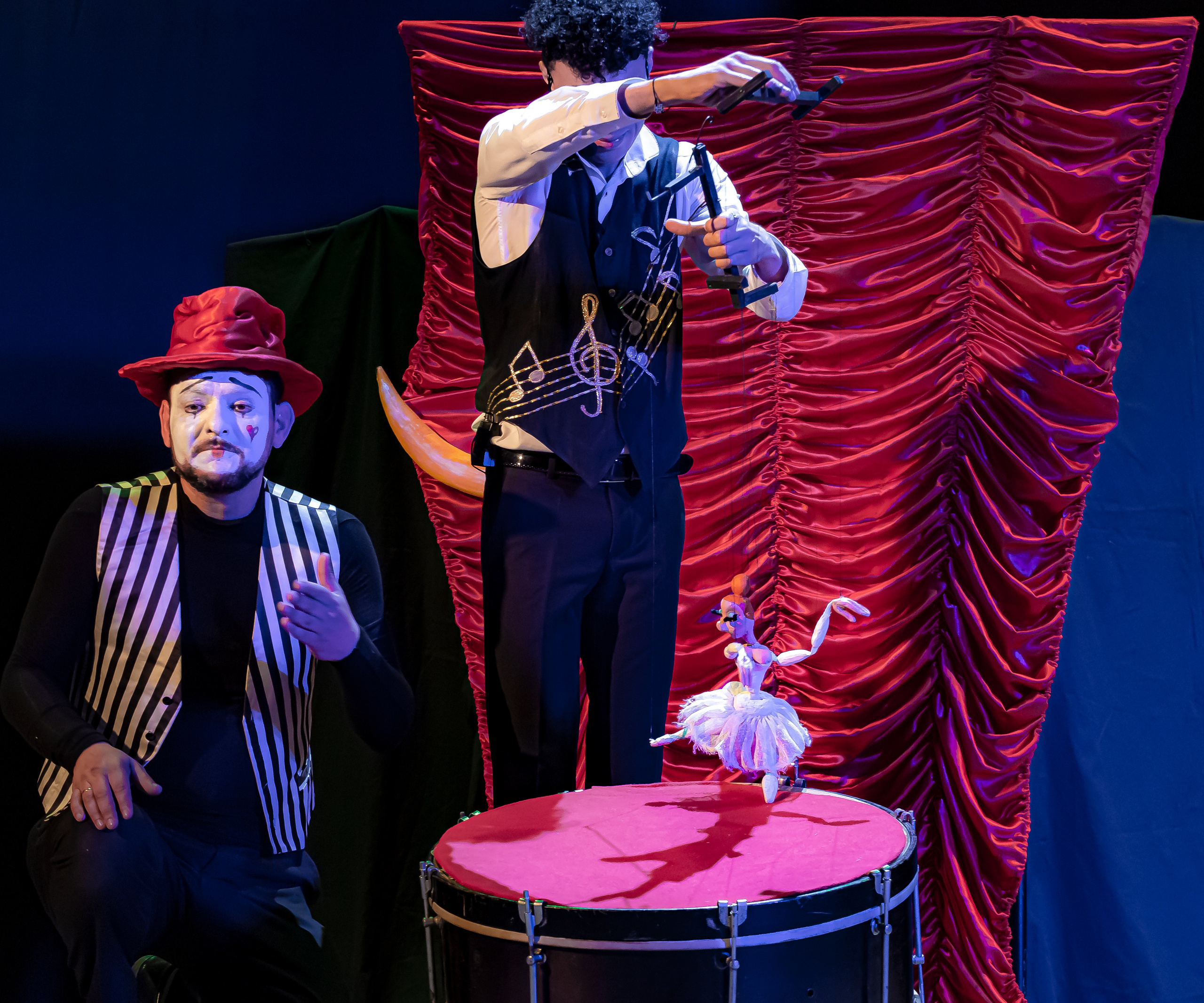 Цирк из Саквояжа спектакль театра САКВОЯЖ. Фотограф в Сочи Юрий Шептаев