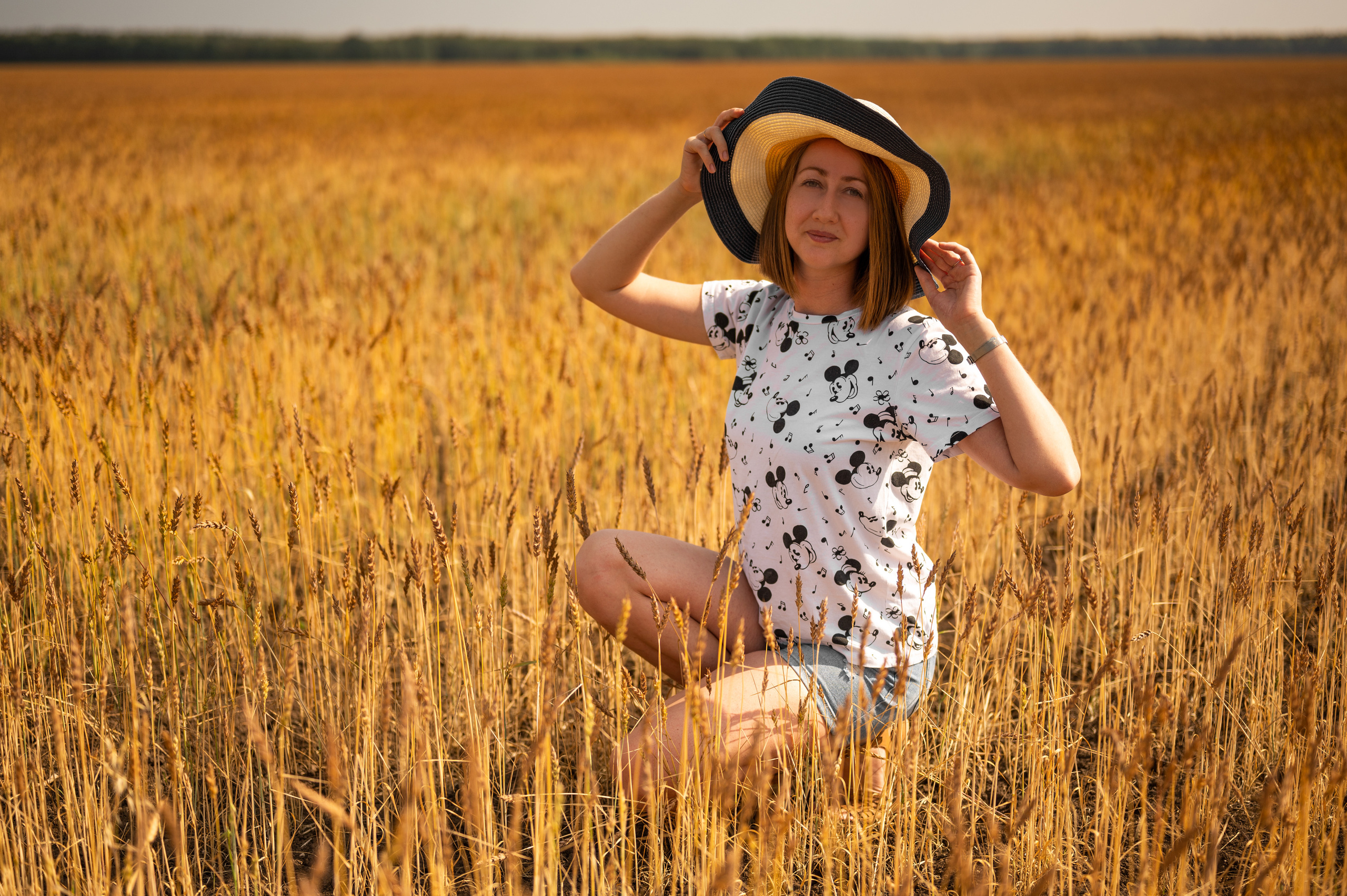 Фотосессия в поле пшеницы