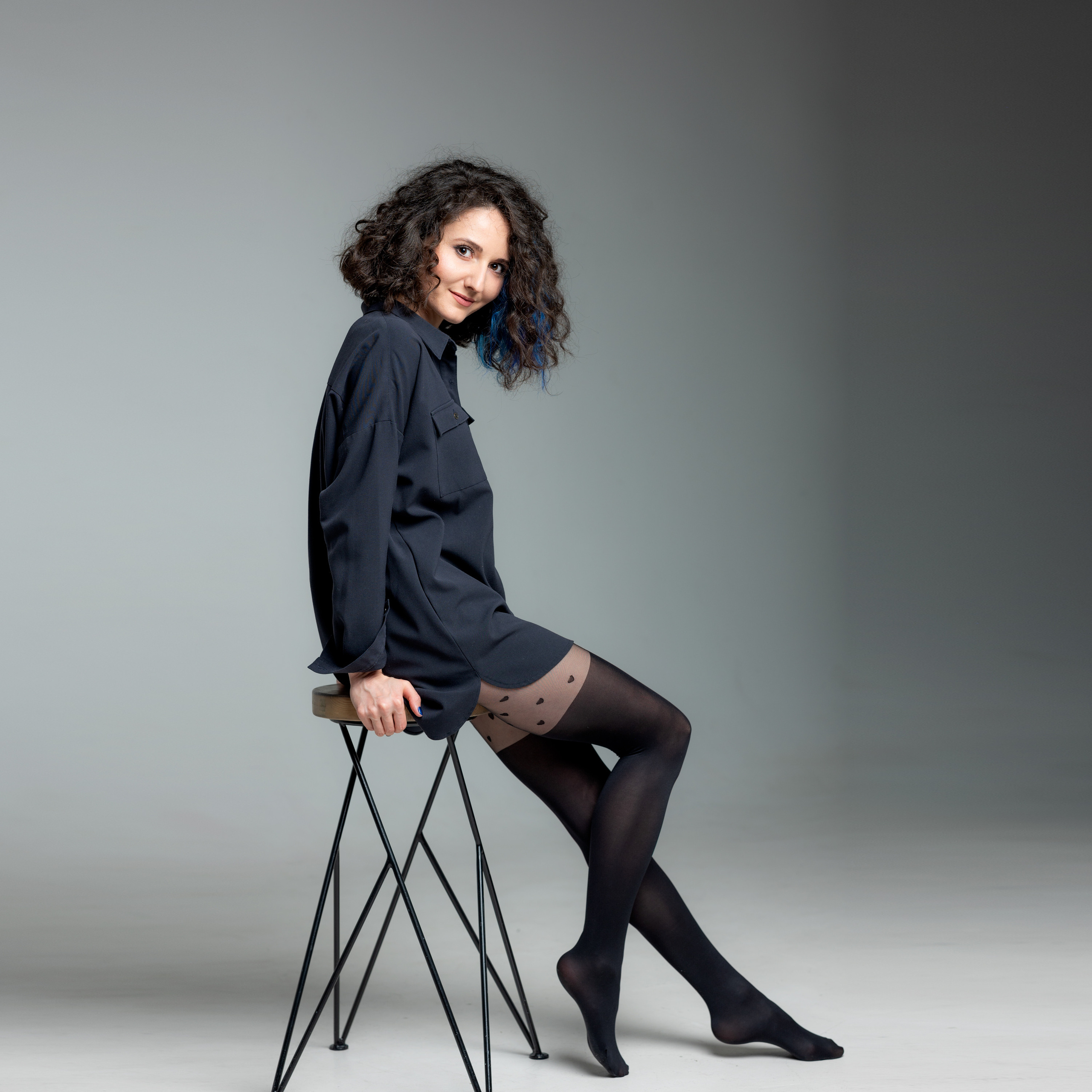 Студийная съемка, фотосессия со стулом, съёмка в колготках