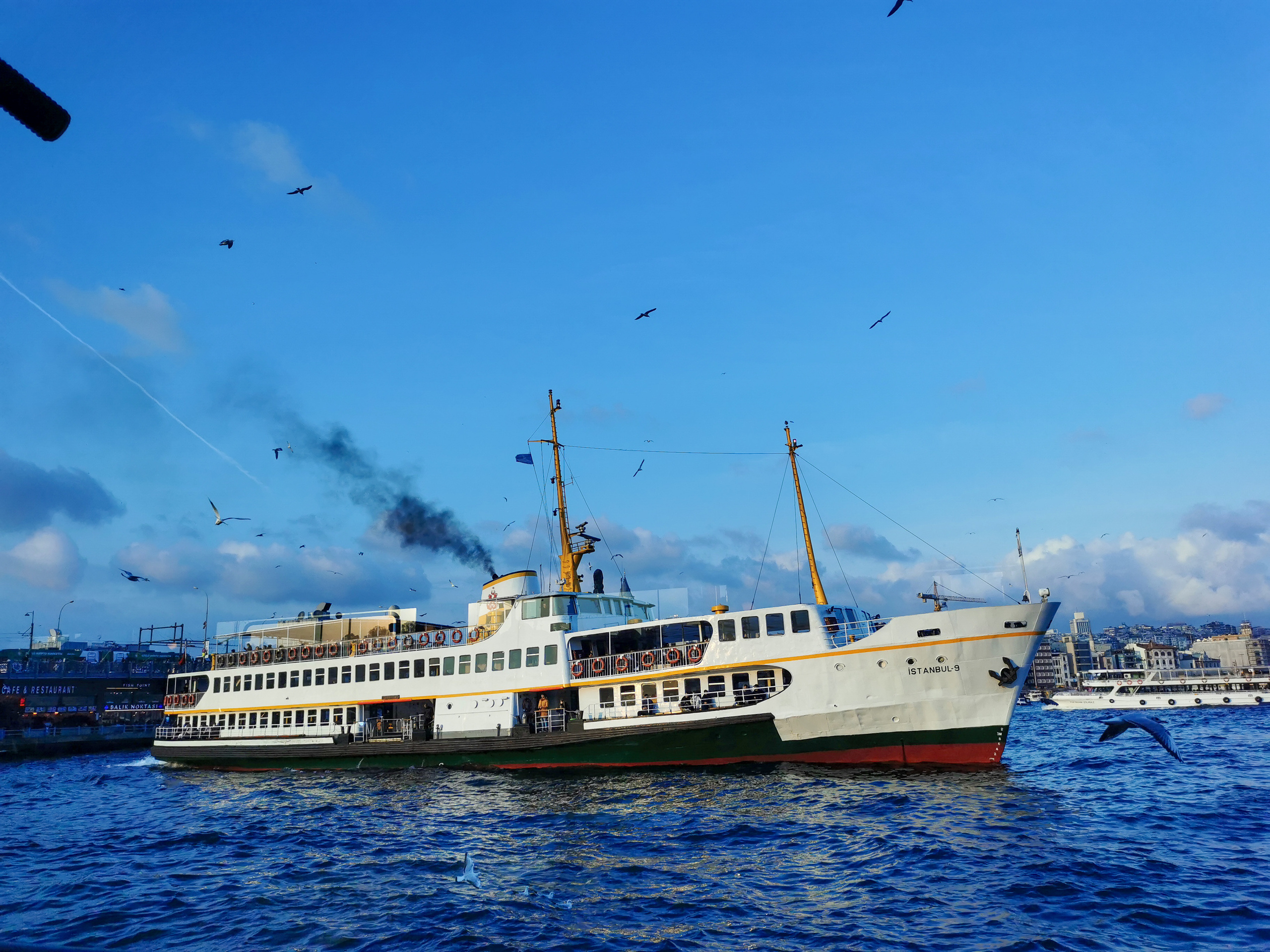Корабль в заливе Босфора с дымом, Достопримечательности Стамбула, 