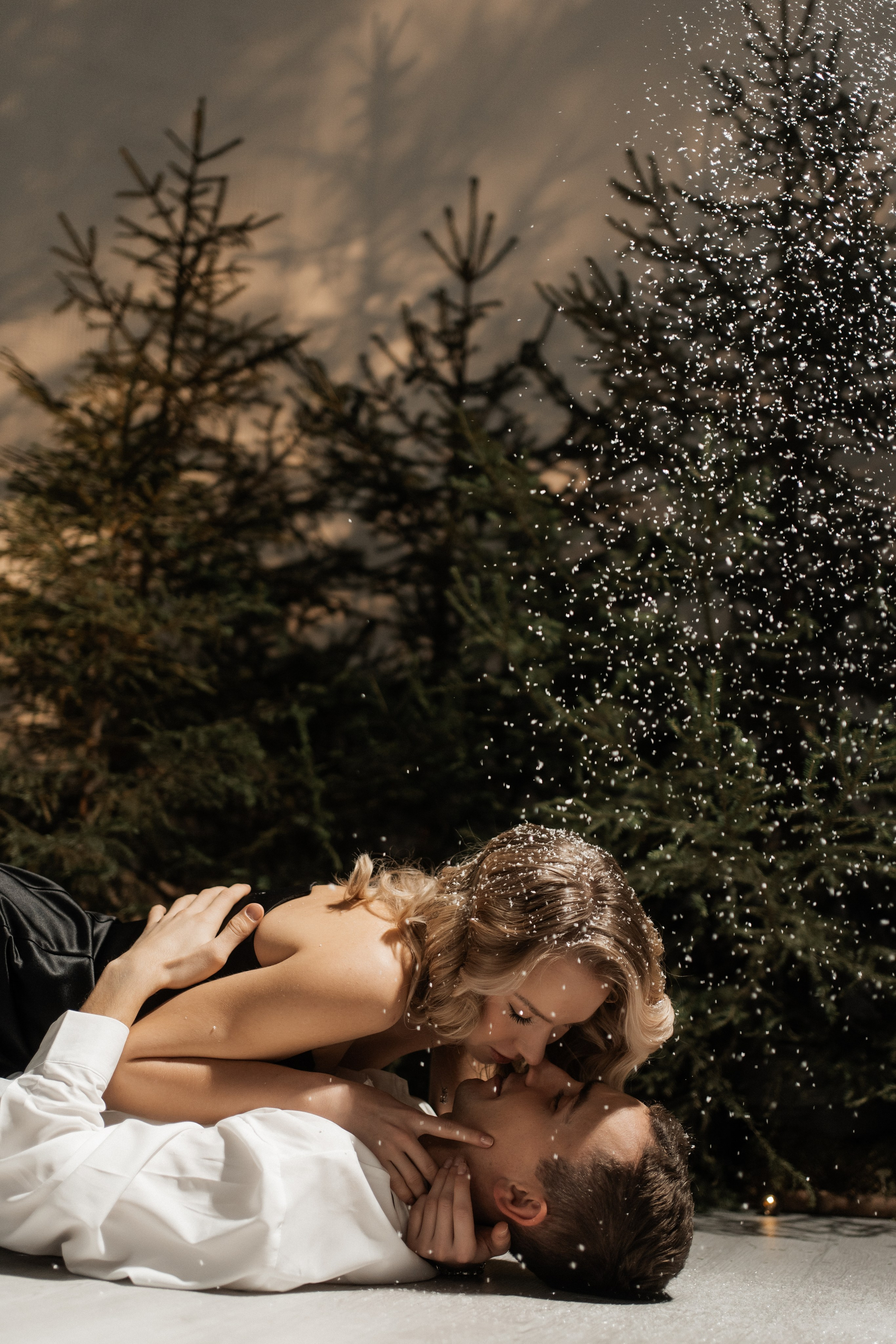 [… under winter firs]. Фотограф в Архангельске