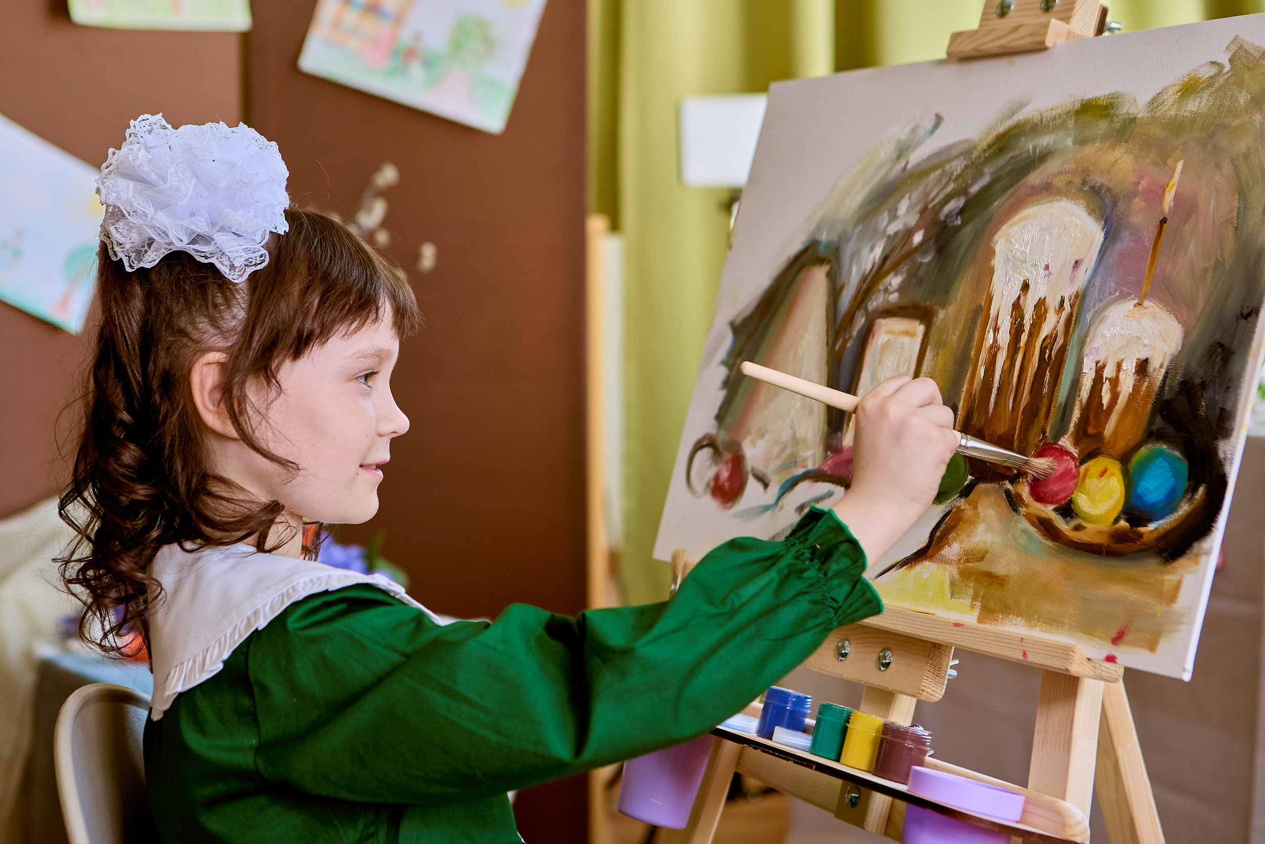 Натюрморт Пасхи дети рисуют