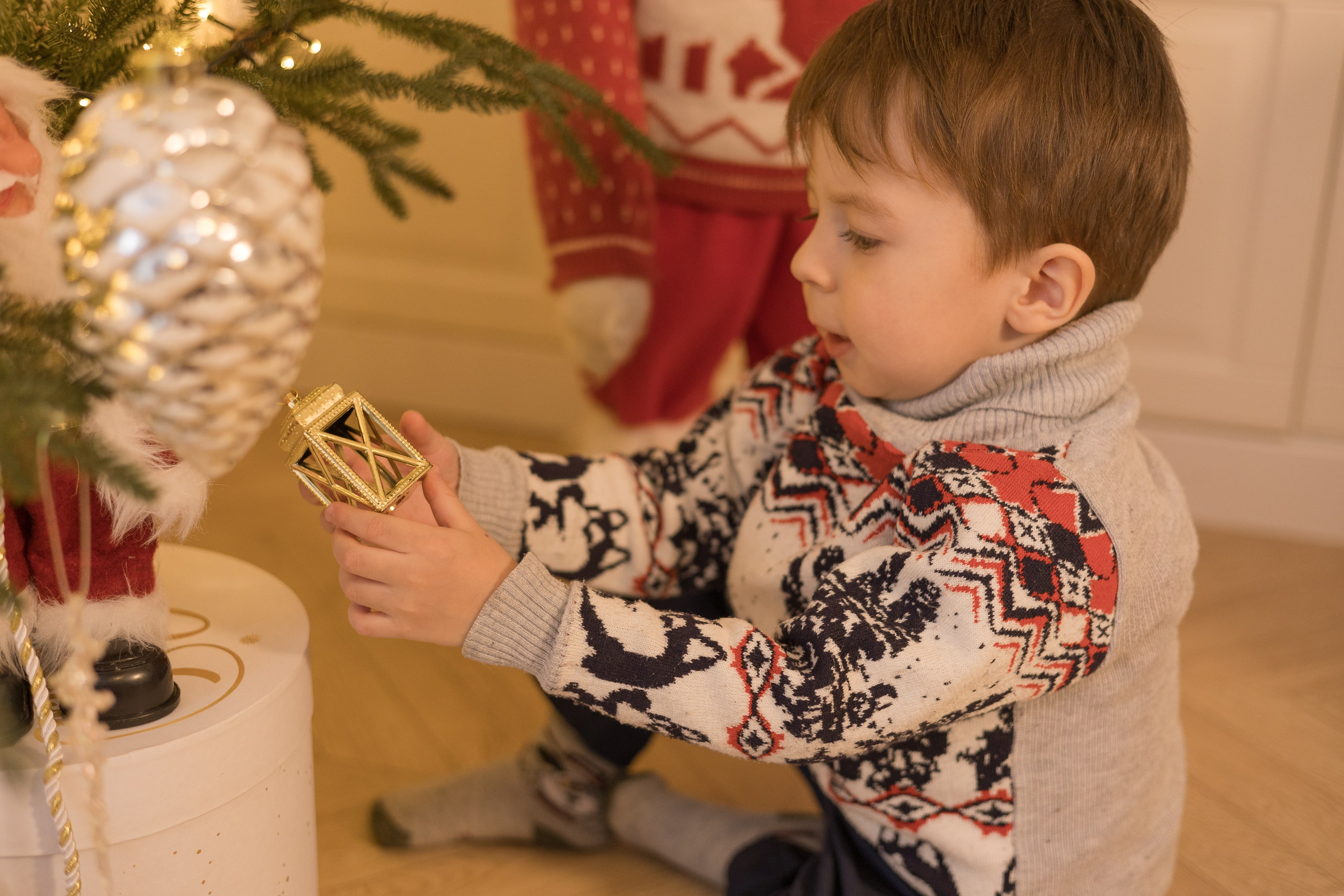 Детская новогодняя фотосессия в студии Ижевска для озорного Данила