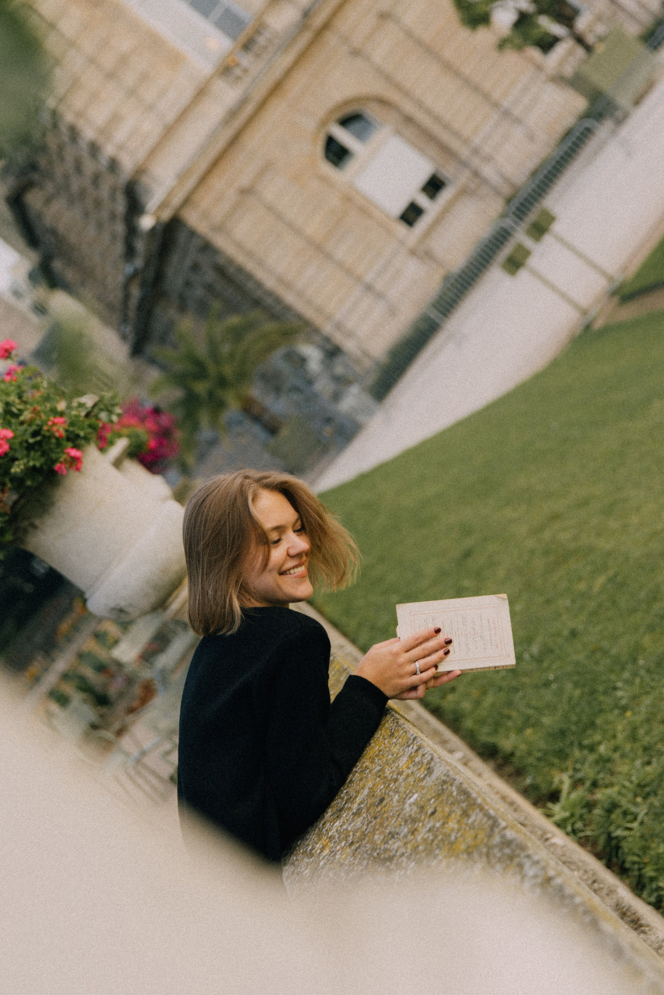 September sun. Photographer in Paris