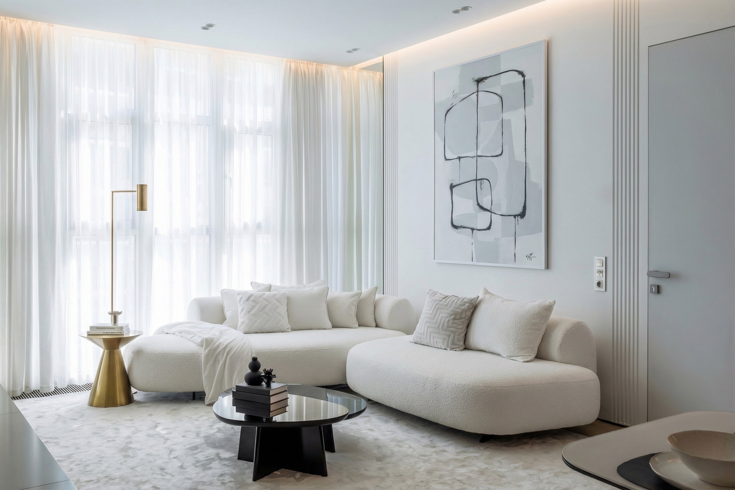 Интерьер белой гостиной с диваном букле, дизайнерским журнальным столиком, абстрактной картиной на стене и панорамным окном с тюлем.