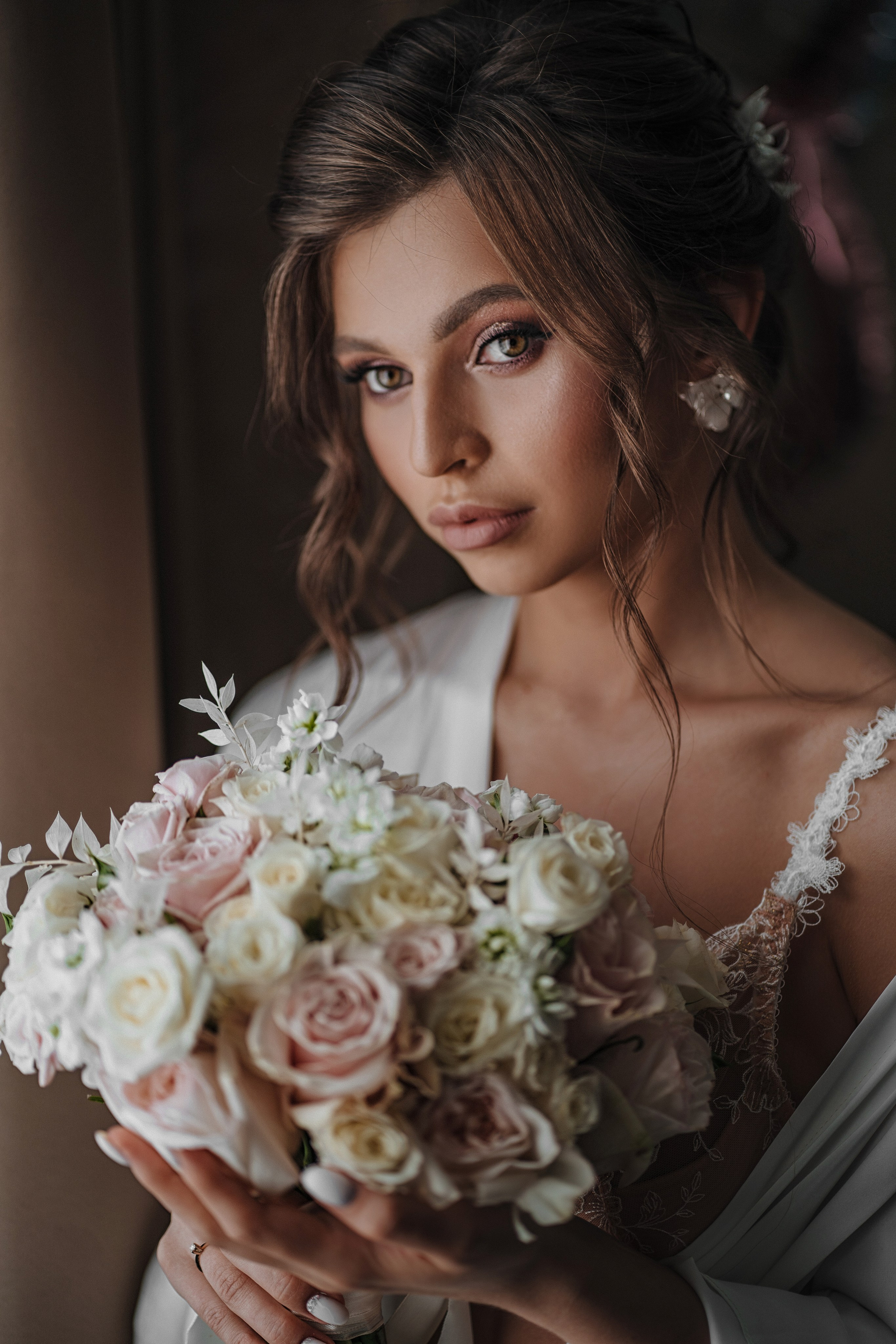 Портрет невесты с букетом, утро невесты в отеле