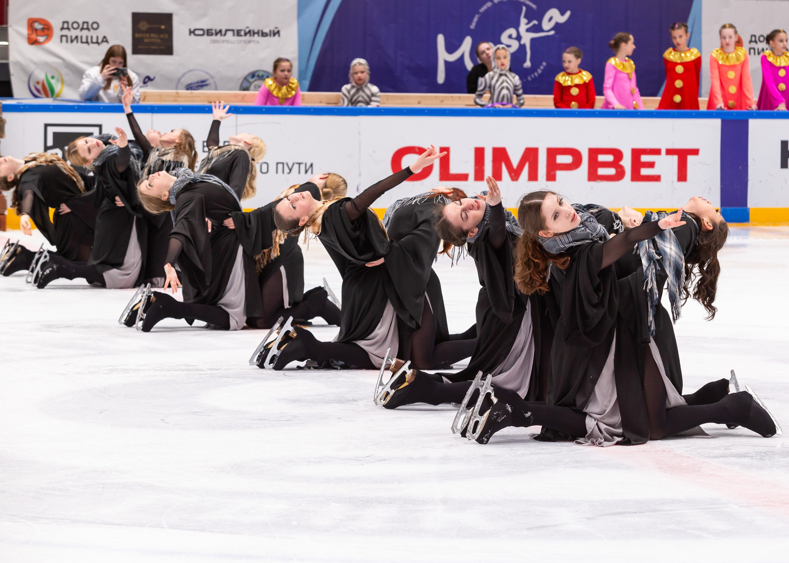 VII Ежегодный фестиваль массовых танцев на льду и фигурного катания «Петровский лёд» Санкт-Петербург 2024. Репортажный фотограф в Москве