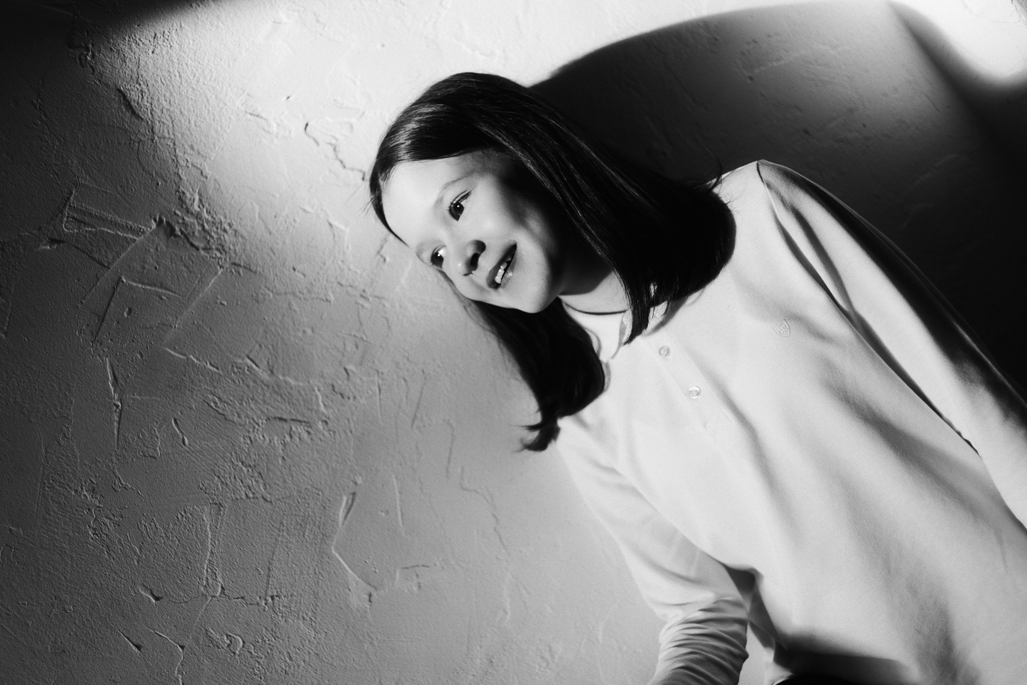 Искренние эмоции ребенка на фотосессии, открытый взгляд и естественная красота в объективе детского фотографа