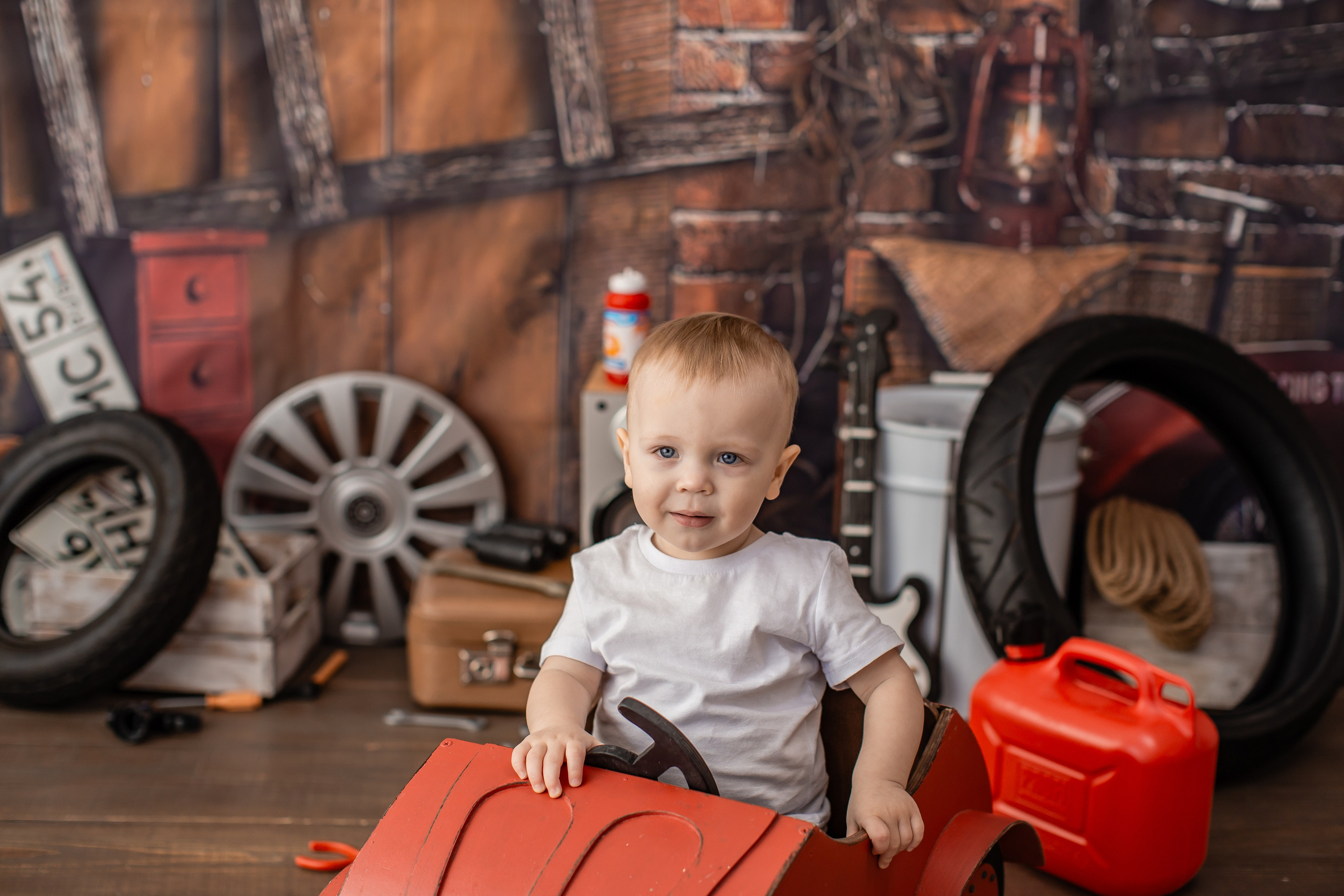 Фотодень " ГАРАЖ «(для 1-4 года) 20.09.26 г запись идёт. Детский семейный фотограф на первый годик город Новосибирск Дымова Светлана пакеты всё включено 1-3 года