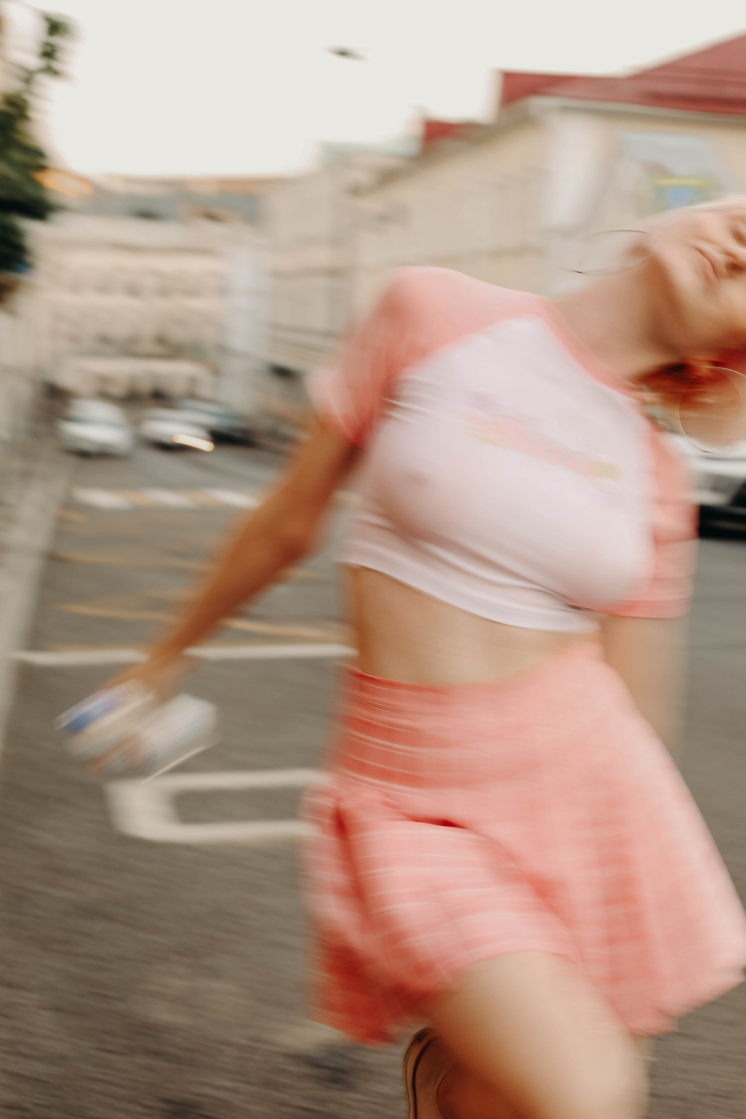 Женская летняя прогулочная фотосессия в Москве. Свадебный и семейный фотограф в Москве