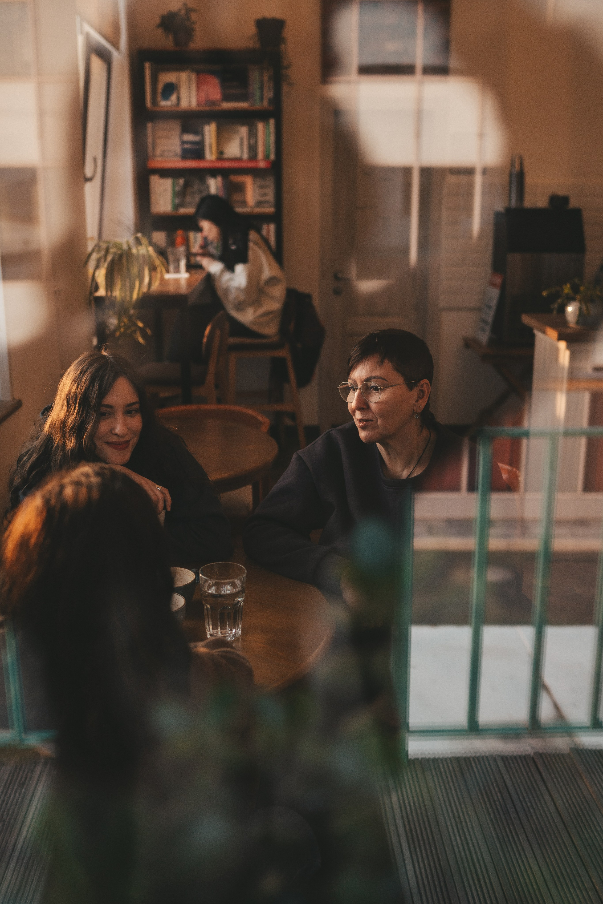 фото через стекло в кафе