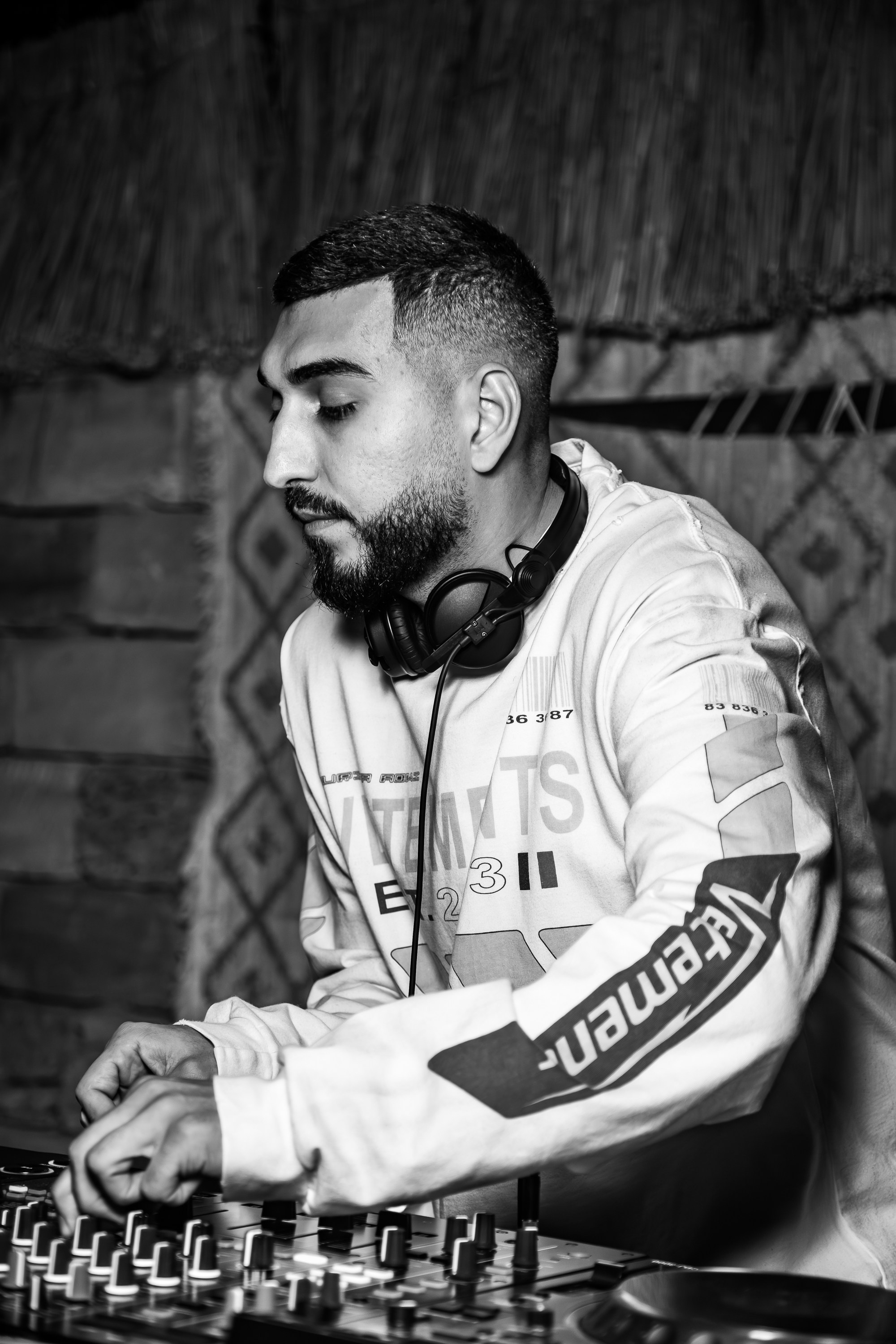 «МИША МАРВИН"_Чайка на пляже_Ялта_14.06.2025. Аминов Руслан | Фотограф