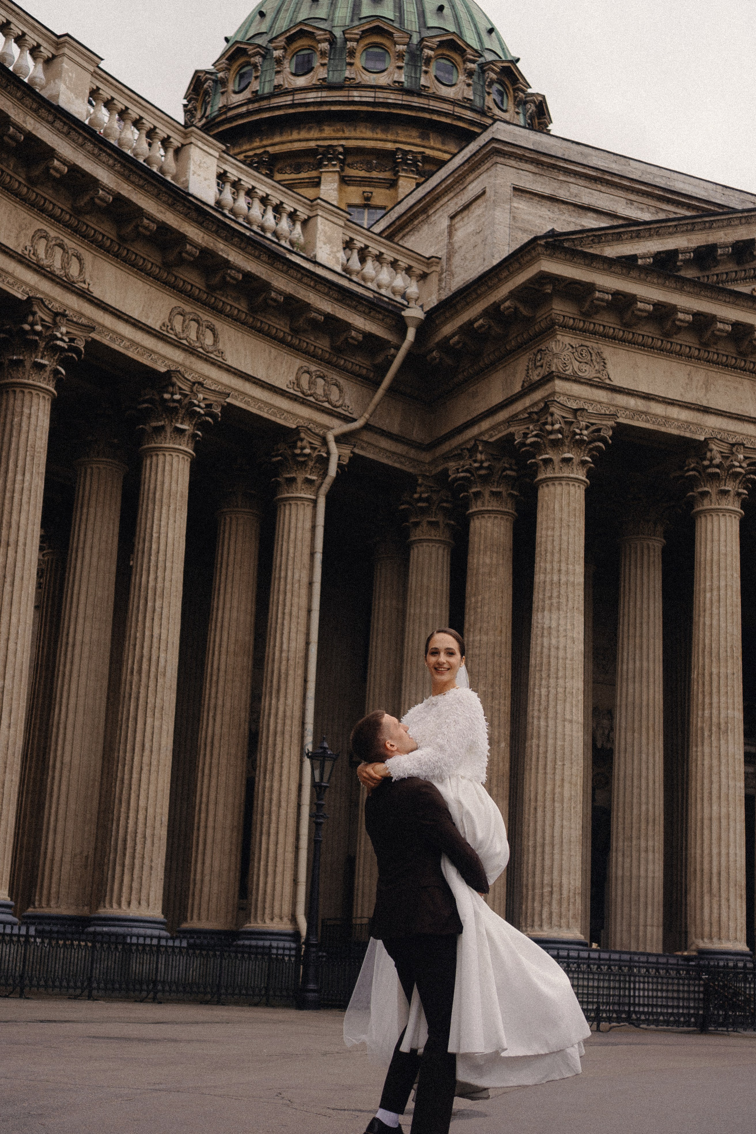 СВАДЕБНАЯ ПРОГУЛКА В САНТК-ПЕТЕРБУРГЕ (ИСАКИЕВСКИЙ СОБОР, ЗИМНЯЯ КАНАВКА, ЭРМИТАЖ И БОЛЬШАЯ МОРСКАЯ УЛИЦА). Профессиональный фотограф, Санкт-Петербург — Виктория Богомолова