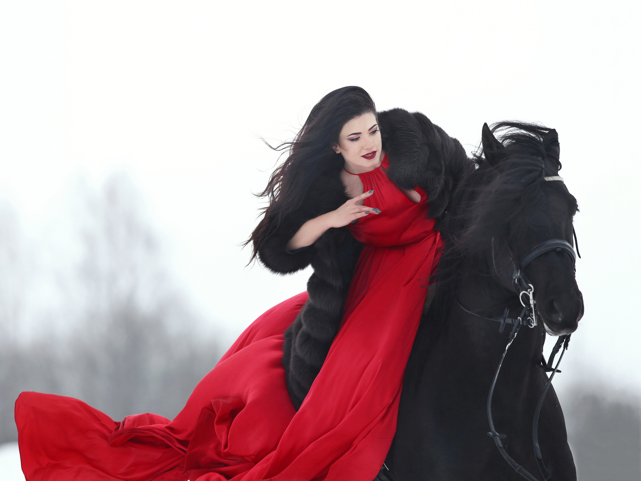 Зимняя фотосессия с конем в красном платье. Сказочные портреты СПб. Портретные фотосессии, контент-съемки, репортаж