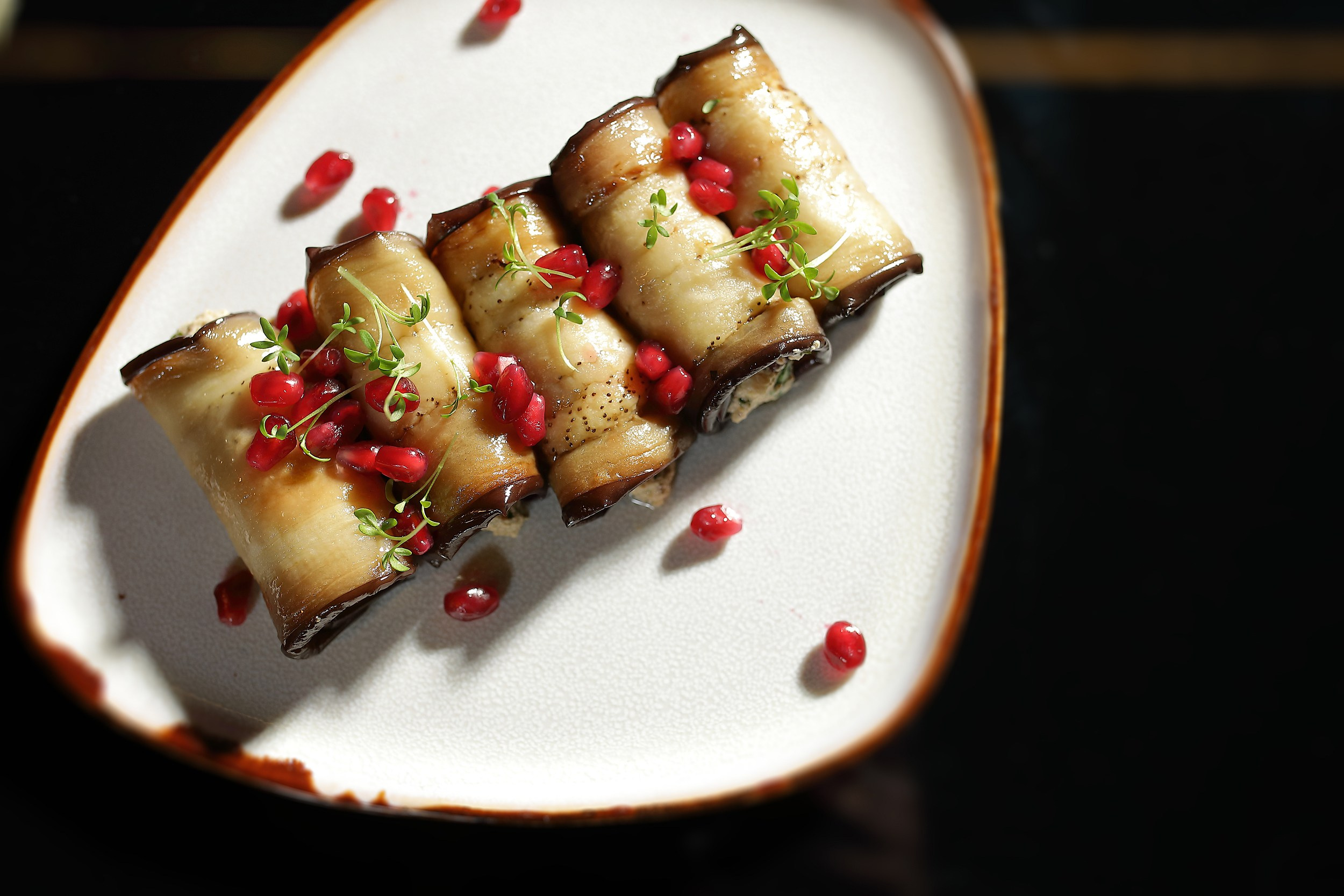 рулетики из баклажанов на тарелке Кейтеринг