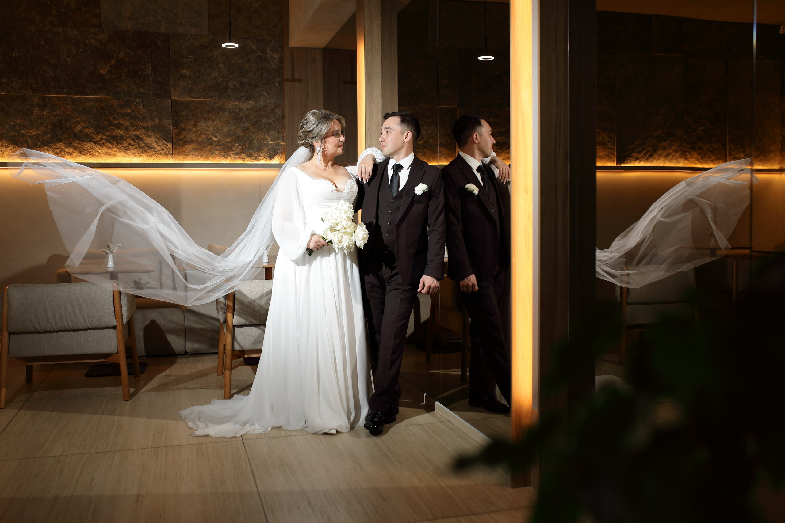 жених и невеста в кафе