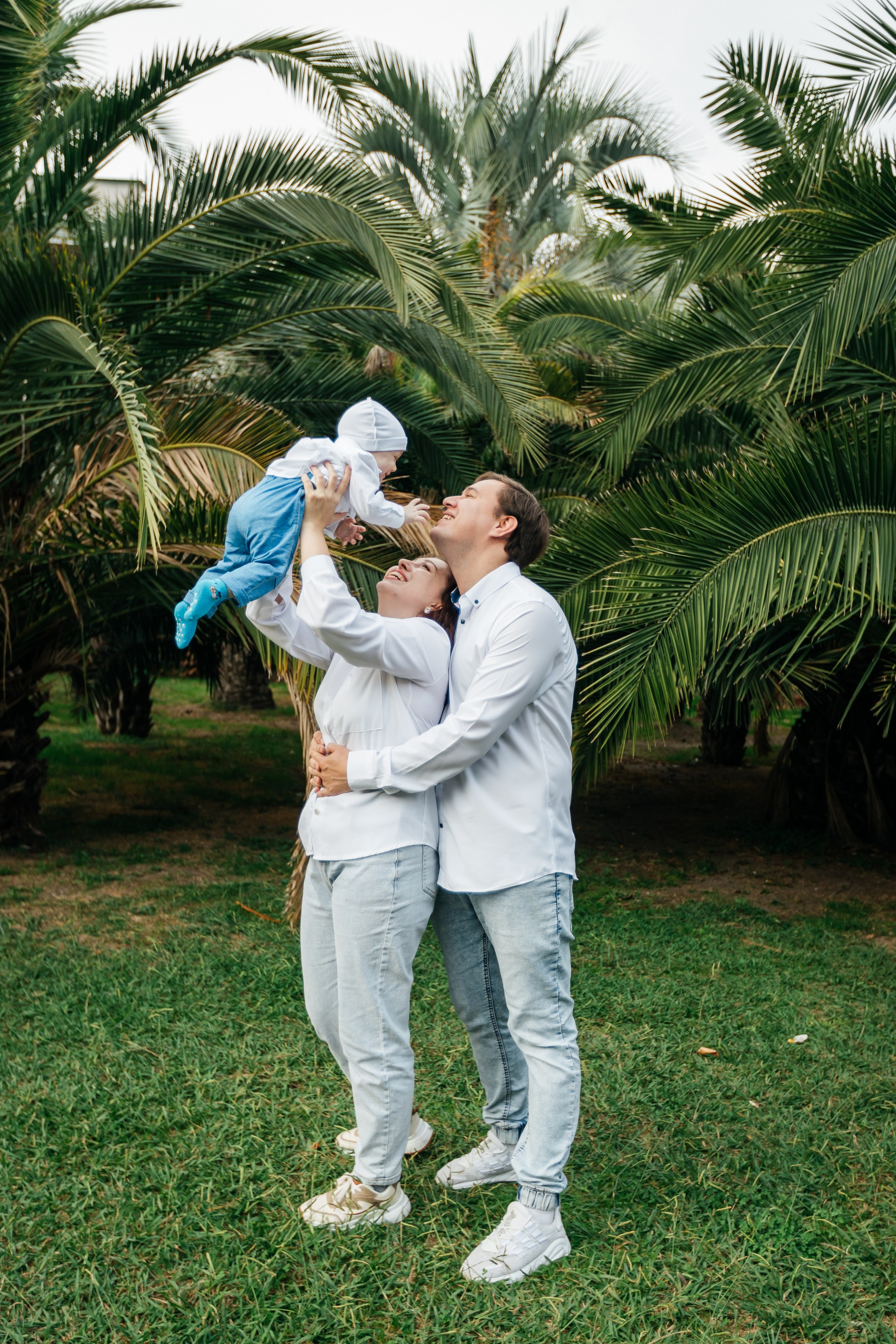 Алексей и Нарине с малышом. Фотограф в Сочи. Свадебная видеосъемка Сочи