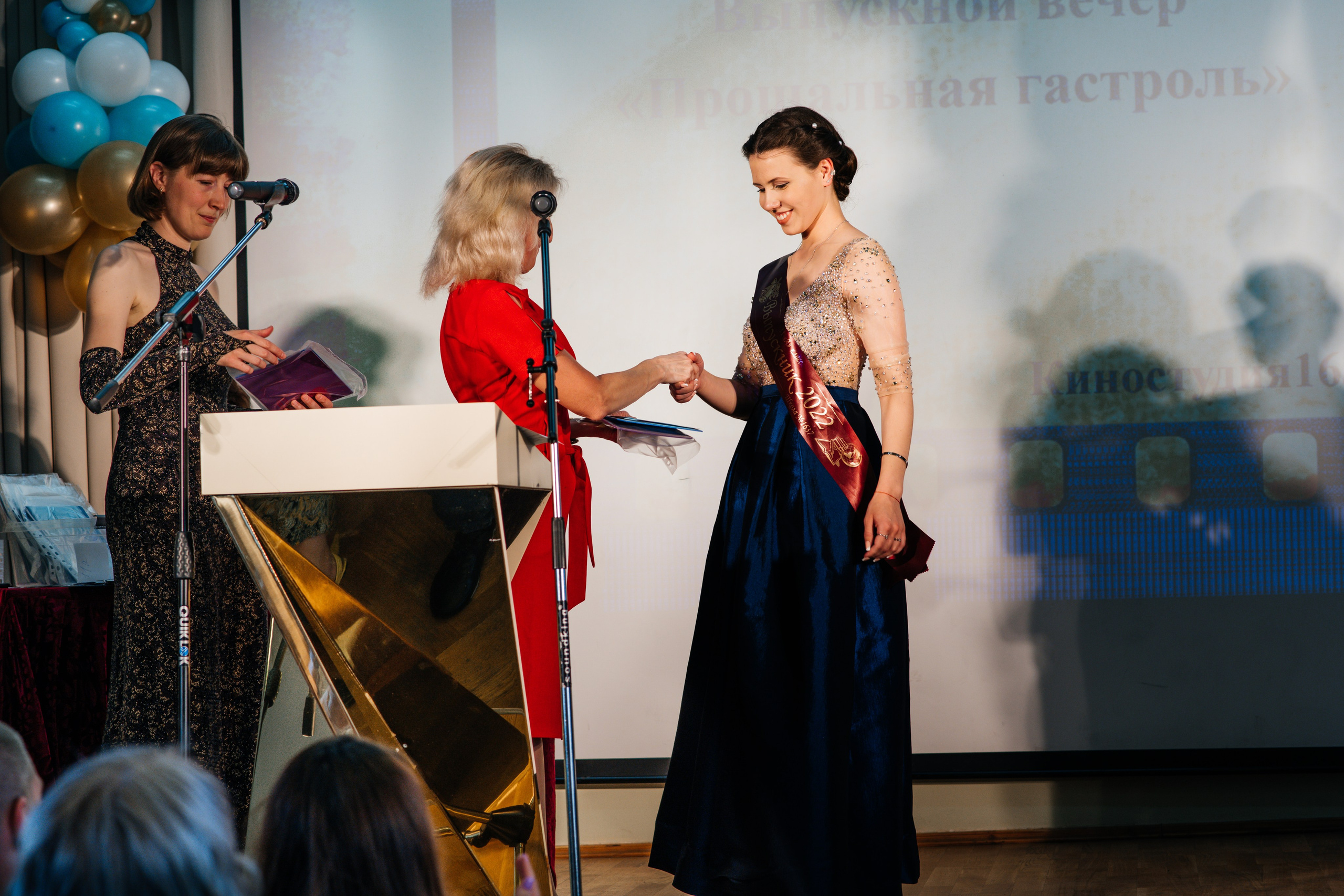 Вручение аттестатов. Выпускные альбомы в Подольске Москве и МО