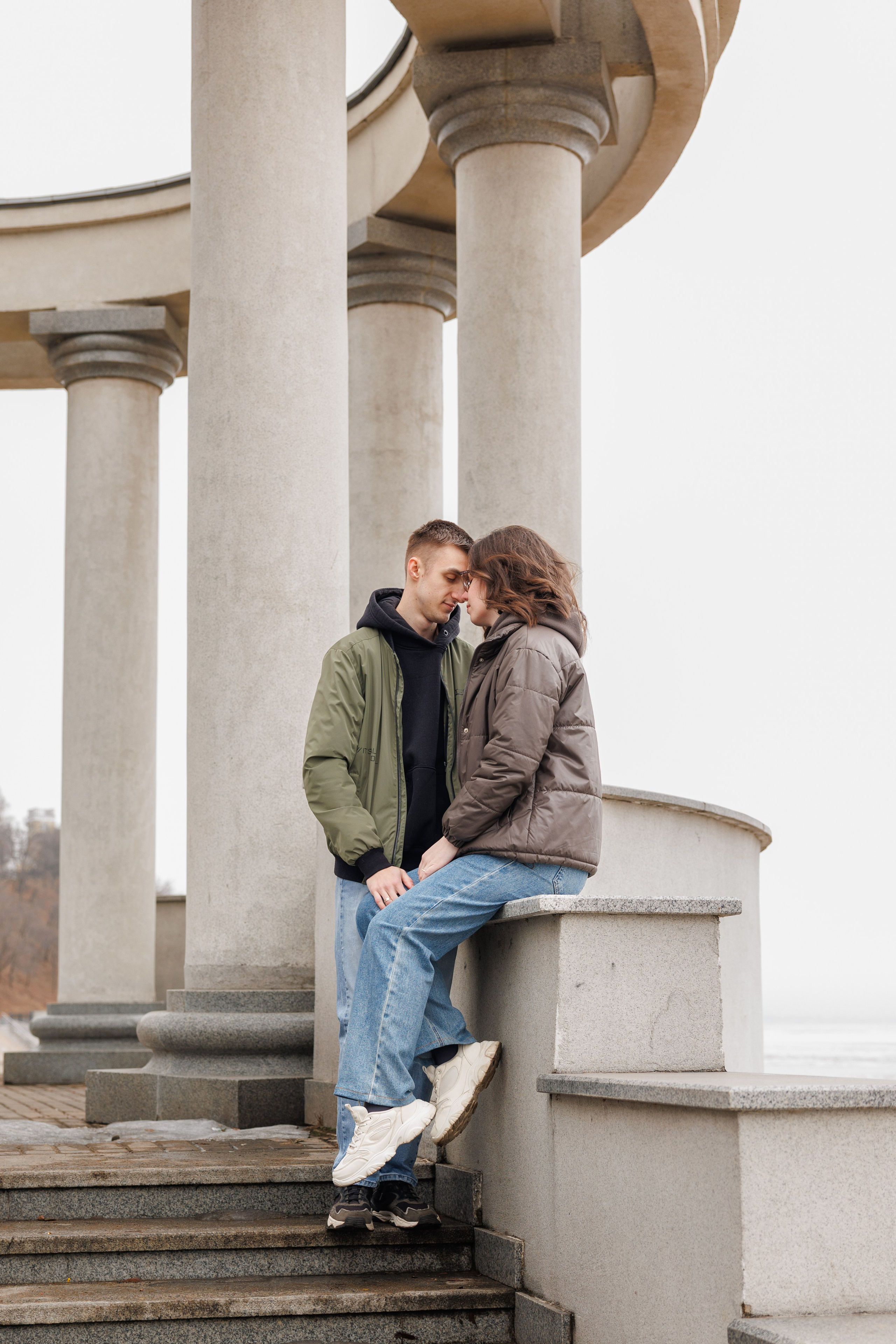 Фотосессия Love Story в Хабаровске на набережной: влюбленная пара у ротонды с колоннами. Профессиональная уличная съемка для двоих в городском стиле