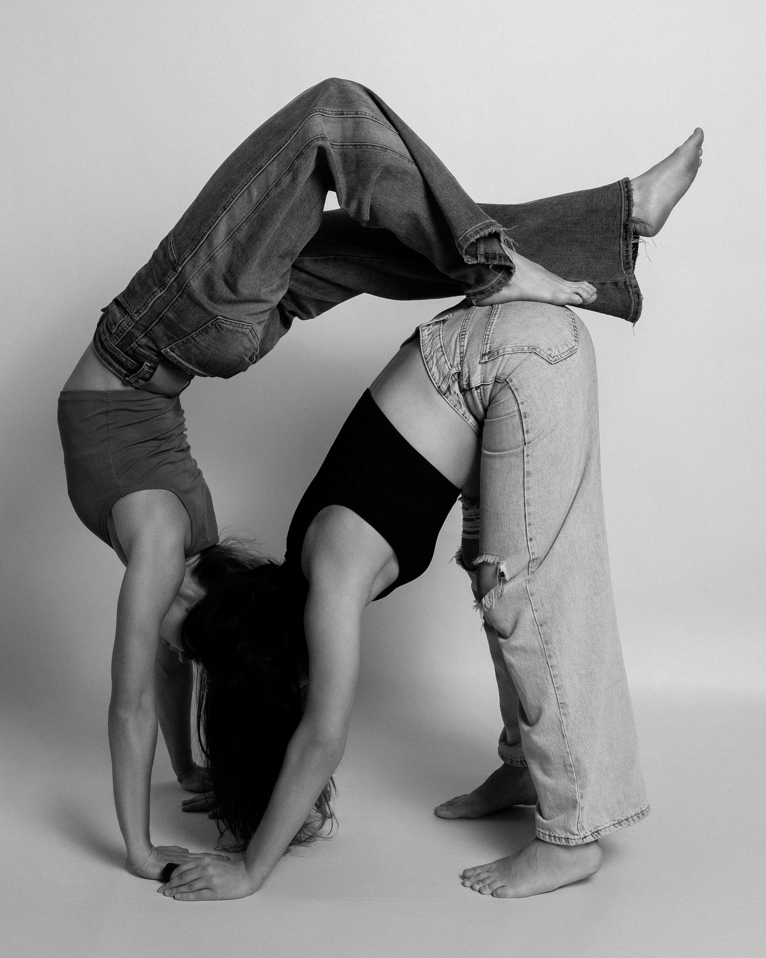 Автопортретная фотосессия двух девушек современный танец