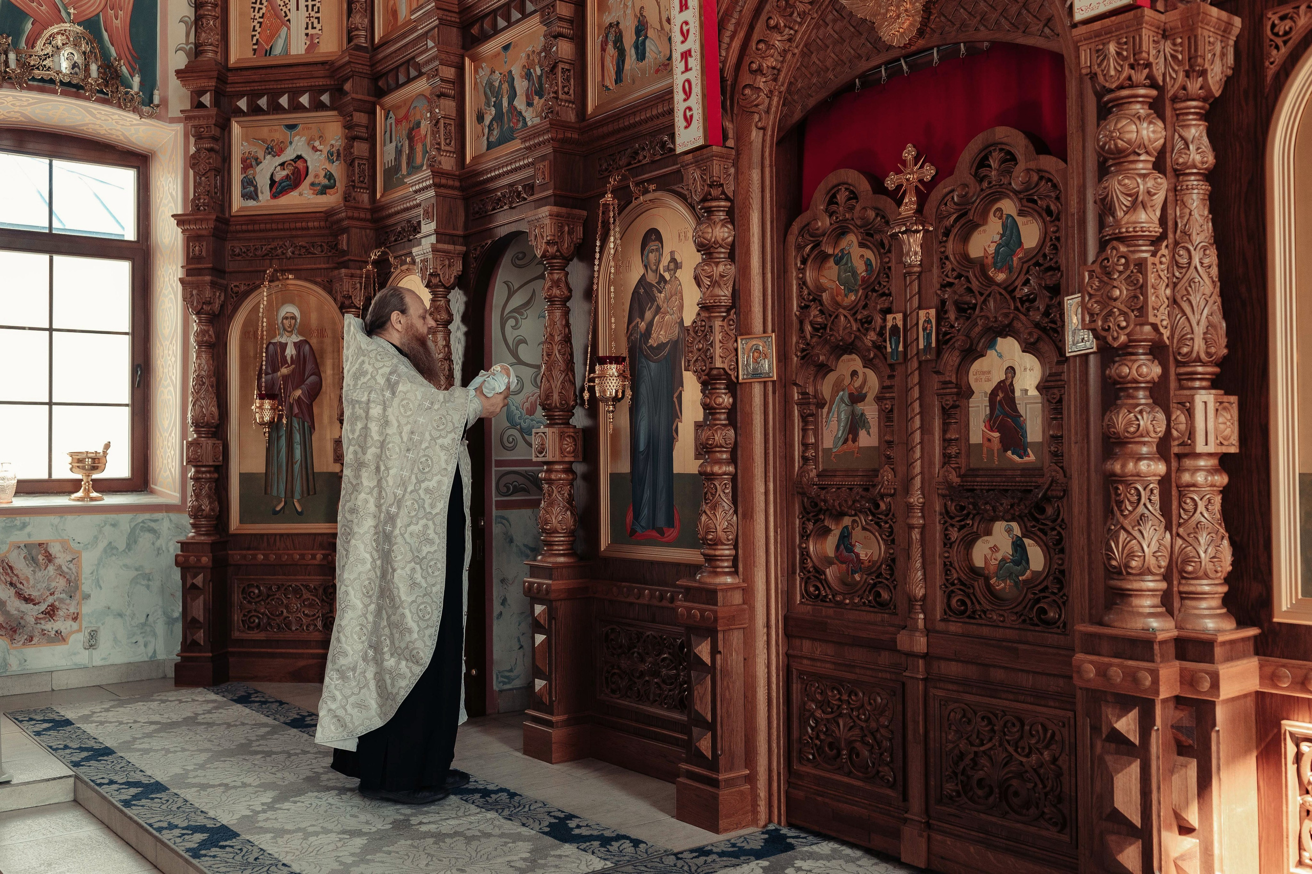 Фото съемка таинства крещения в храме Нижнего Новгорода. Алексей Шаров — свадебный и репортажный фотограф в Нижнем Новгороде