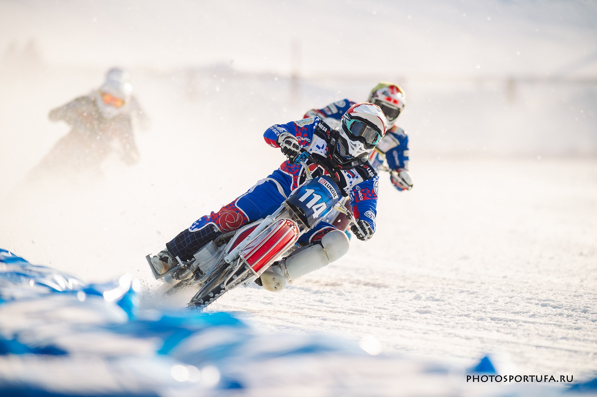 Мотогонку на льду. Спортивный фотограф в Уфе Евгений Буров