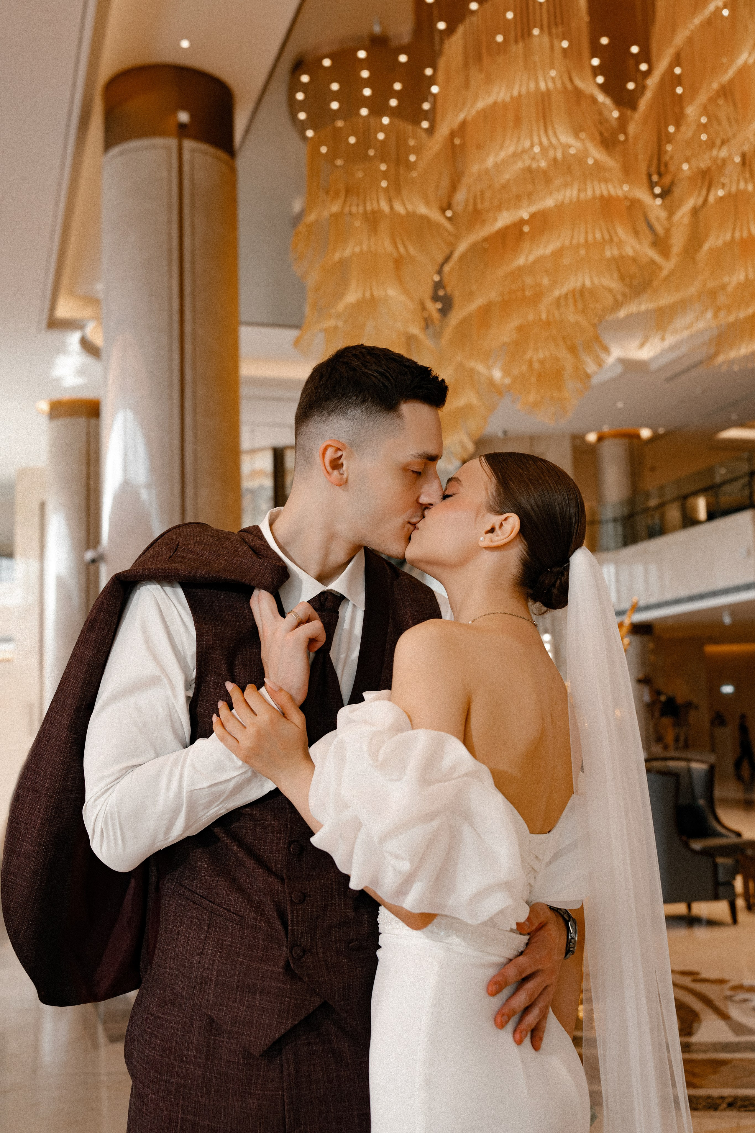 Свадебная фотосессия в Бутырском ЗАГС (Дворец Бракосочетания № 4) и прогулка в отеле Solux (Солюкс)