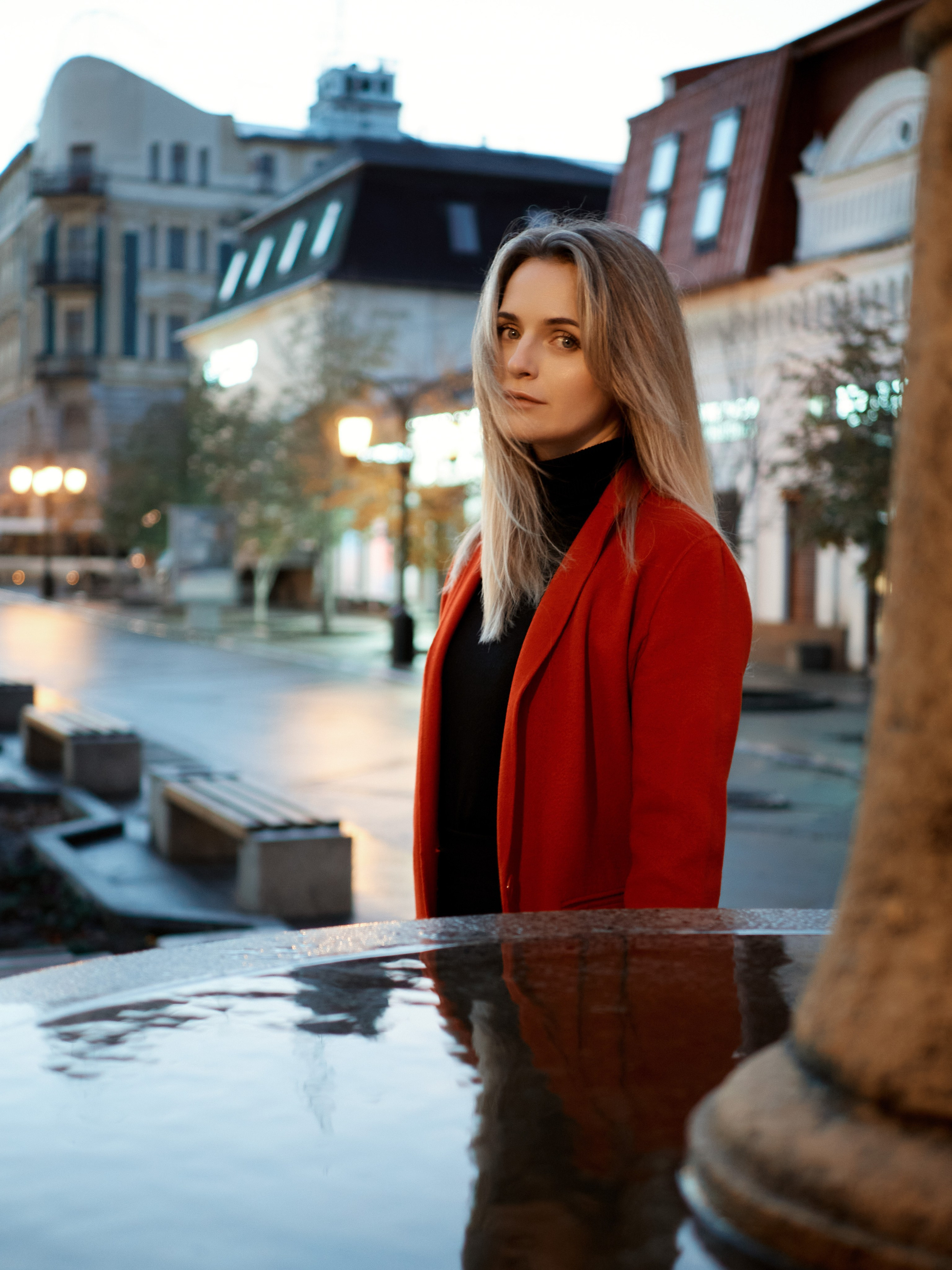 Олеся. Девушка в красном пальто отражается в фонтане