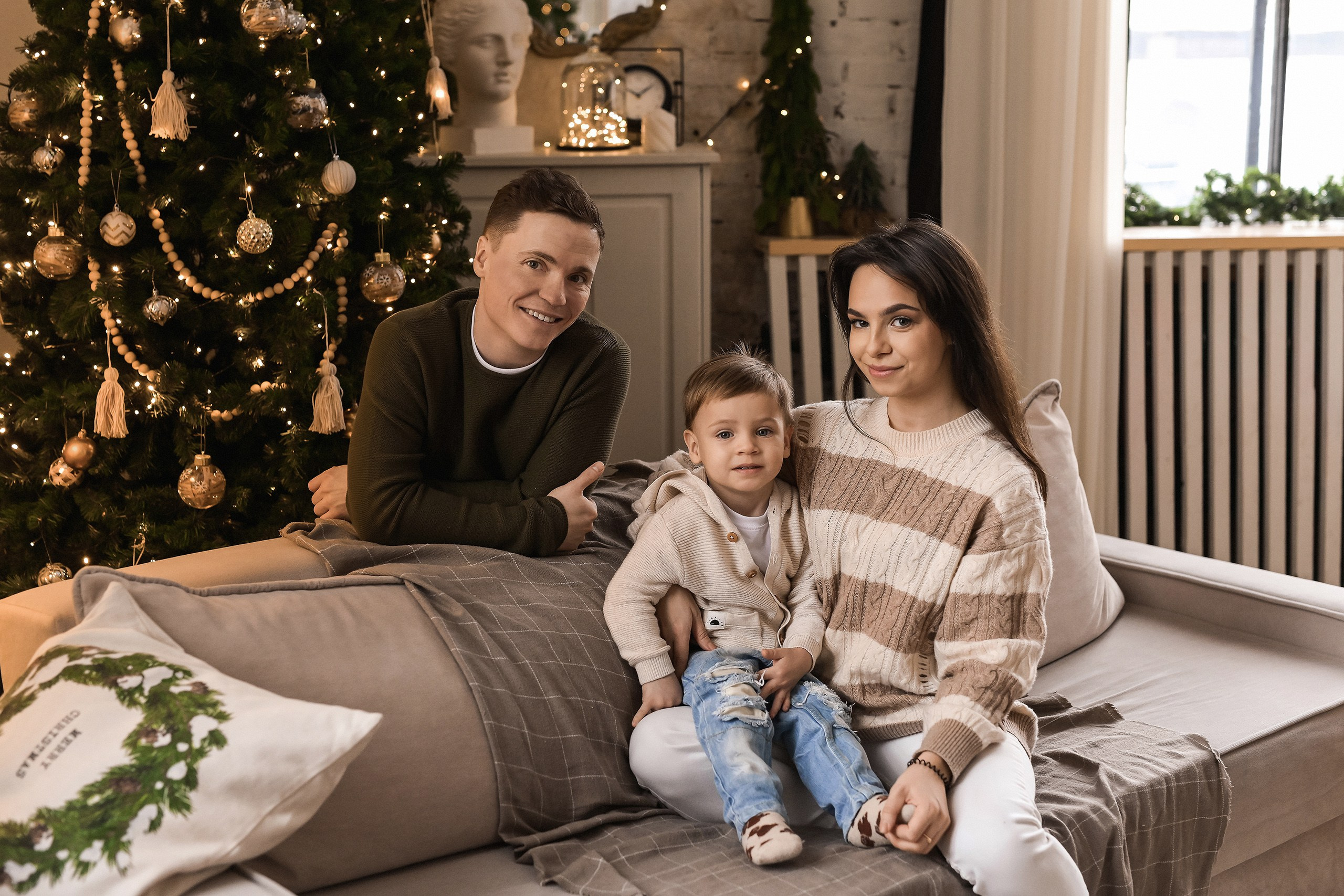 Новогодняя семейная фотосессия: уютные фото у ёлки в студии в Красноярске. 📸 Свадебный и семейный фотограф в Красноярске Тихомиров Евгений | 17 лет опыта | 800+ свадеб