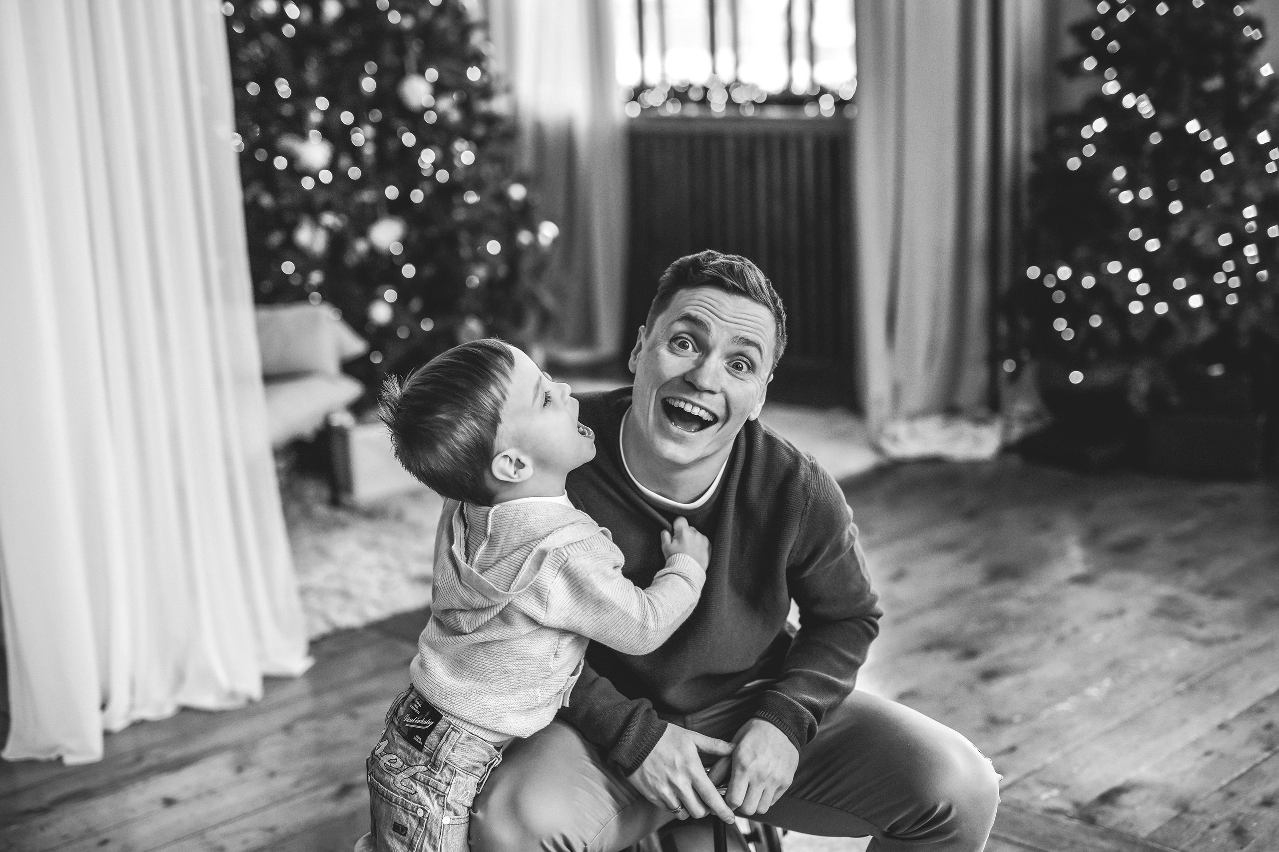 Новогодняя семейная фотосессия: уютные фото у ёлки в студии в Красноярске. 📸 Свадебный и семейный фотограф в Красноярске Тихомиров Евгений | 17 лет опыта | 800+ свадеб