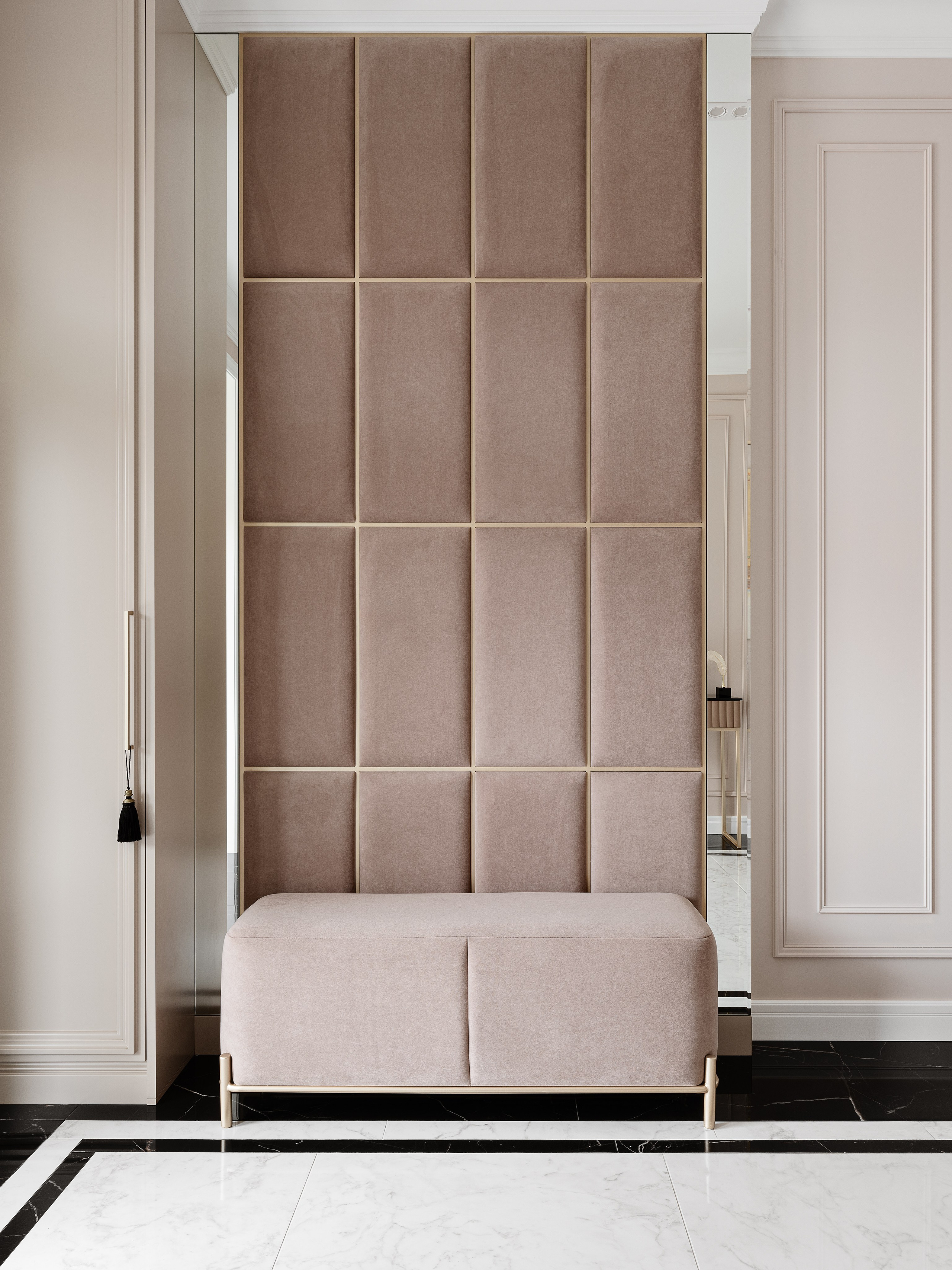 Стильная прихожая с мягкой бежевой панелью и банкеткой, современный дизайн интерьера в светлой палитре, акцент на текстуре и геометрии. Автор проекта – дизайнер Евгения Ермошина, интерьерная фотосъёмка Сергей Денисенко.