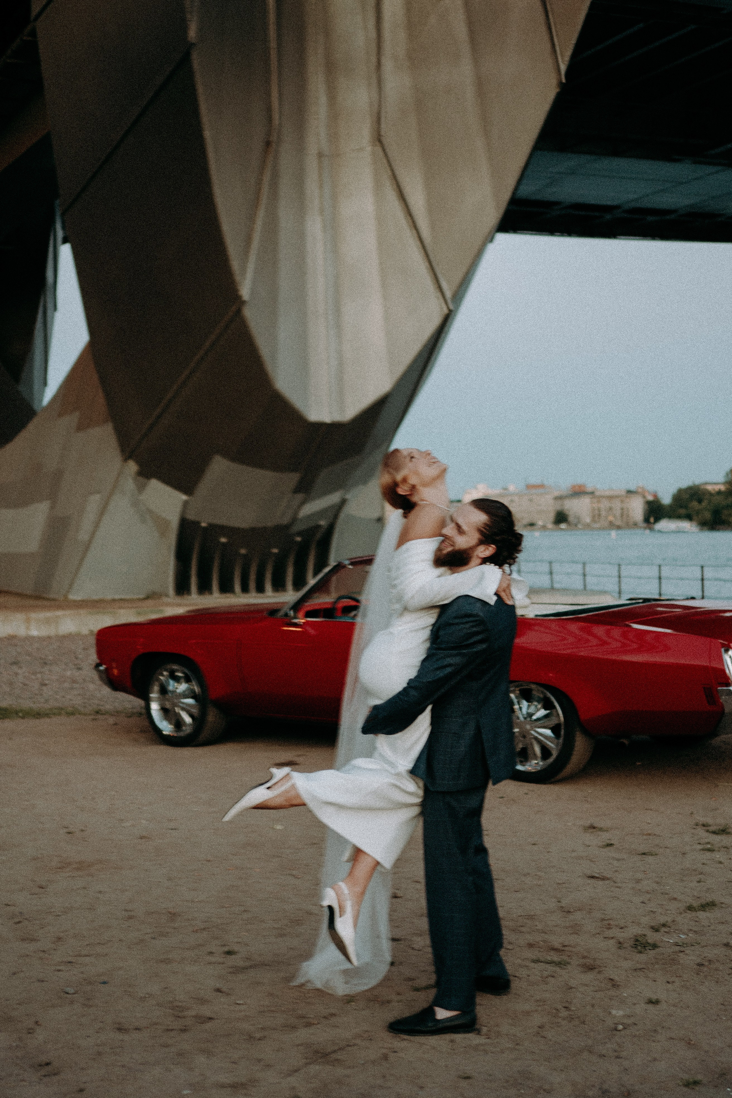 СВАДЕБНАЯ СЬЕМКА ВОЗЛЕ МСОТА БЕТАНКУРА НА КАБРИОЛЕТЕ. Профессиональный фотограф, Санкт-Петербург — Виктория Богомолова