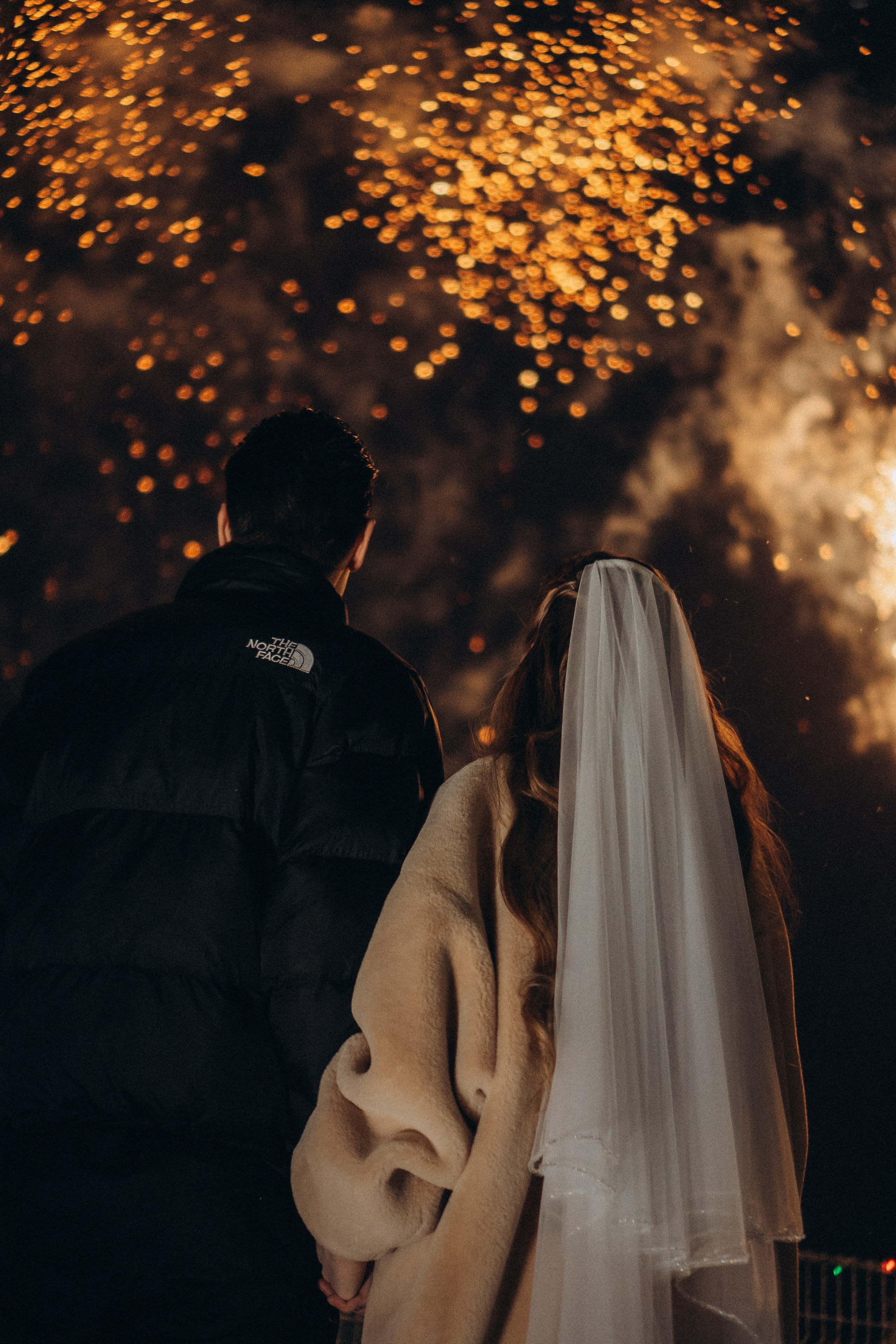 САЛЮТ НА СВАДЕБНОЙ ЦЕРЕМОНИИ (СНЯТО В СИБИРЕ В НИЖНЕВАРТОВСКЕ). Профессиональный фотограф, Санкт-Петербург — Виктория Богомолова